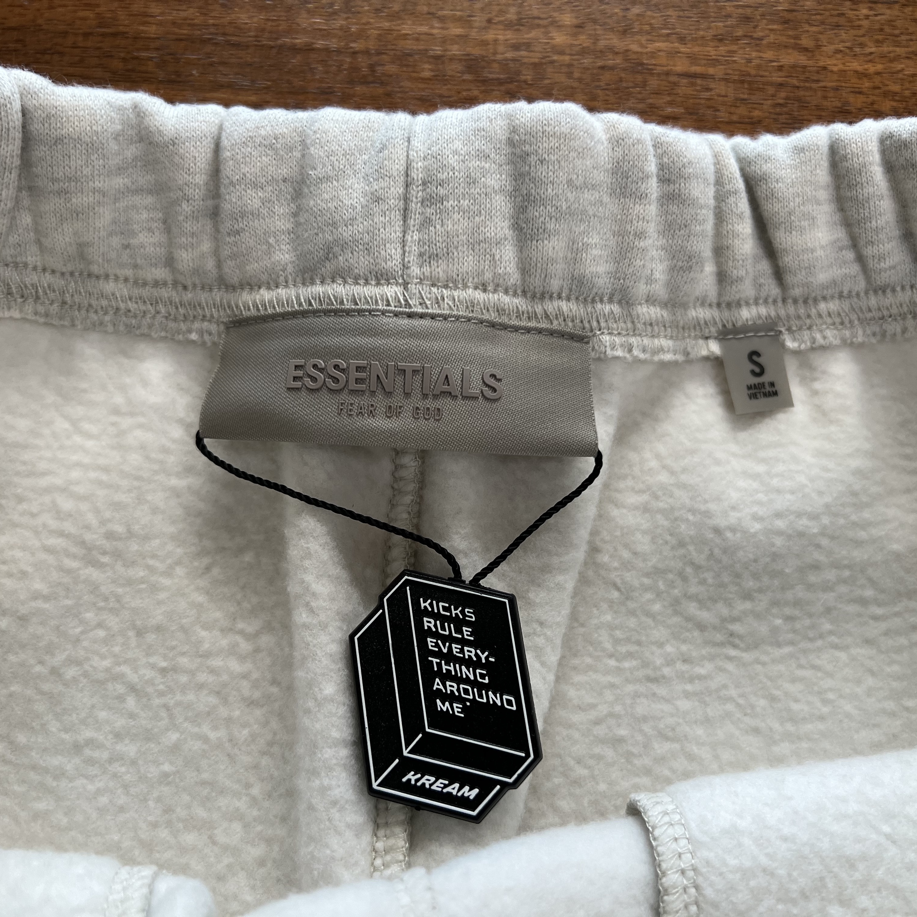 Essentials The Core Collection Sweatshorts Light Oatmeal 착용 스타일 - 2