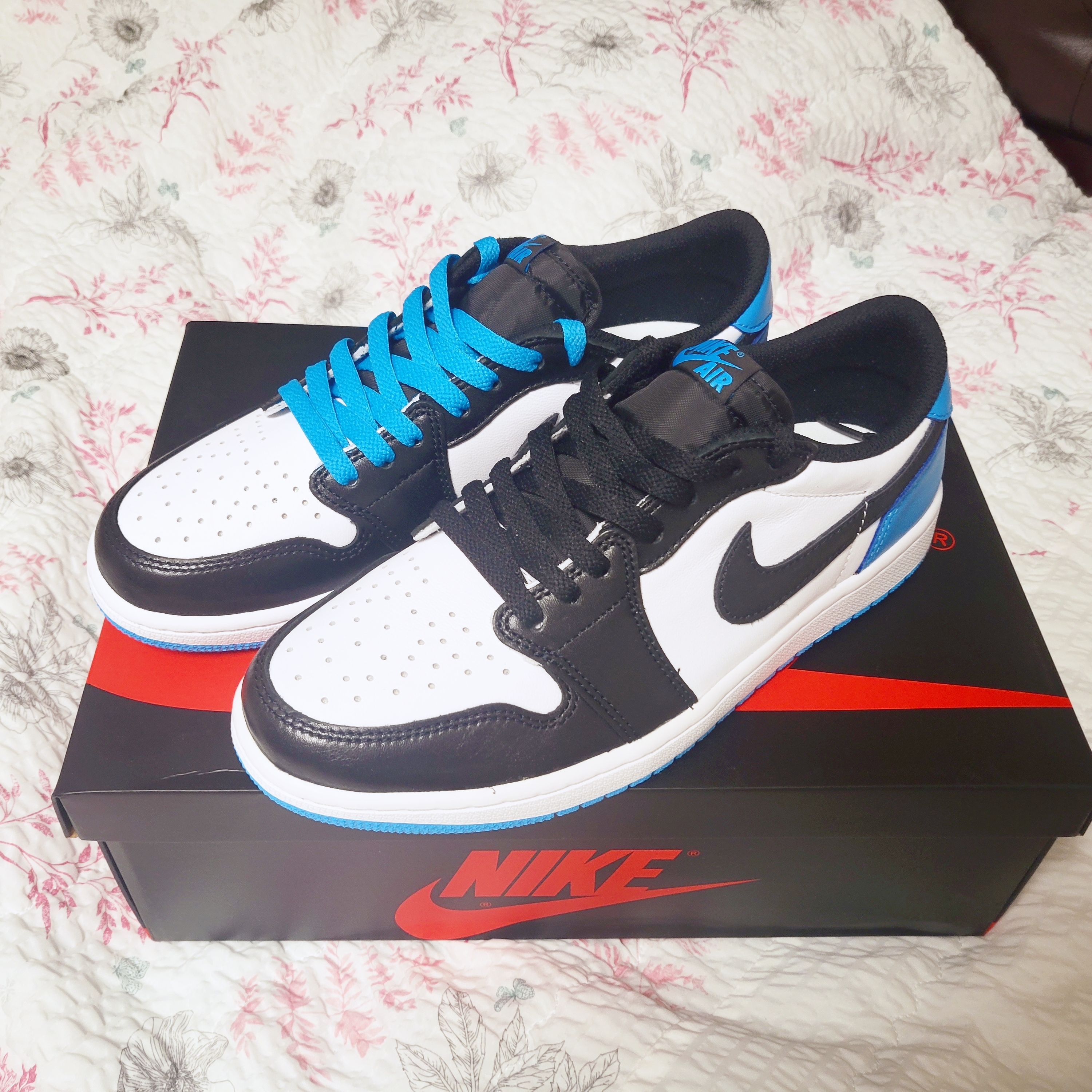Jordan 1 Retro Low OG Black and Dark Powder Blue 착용 스타일