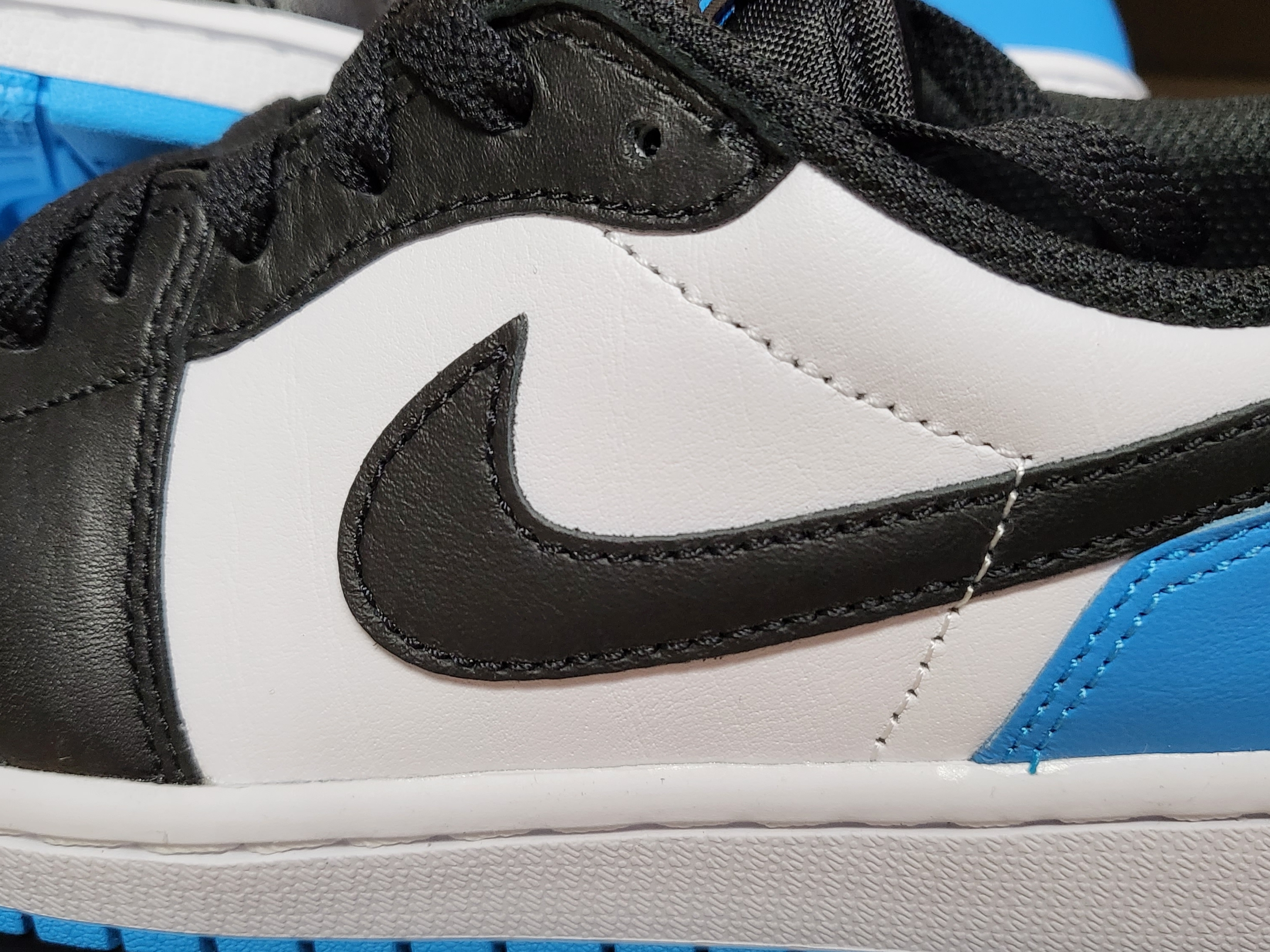 (W) Jordan 1 Retro Low OG Black and Dark Powder Blue 착용 스타일 - 4