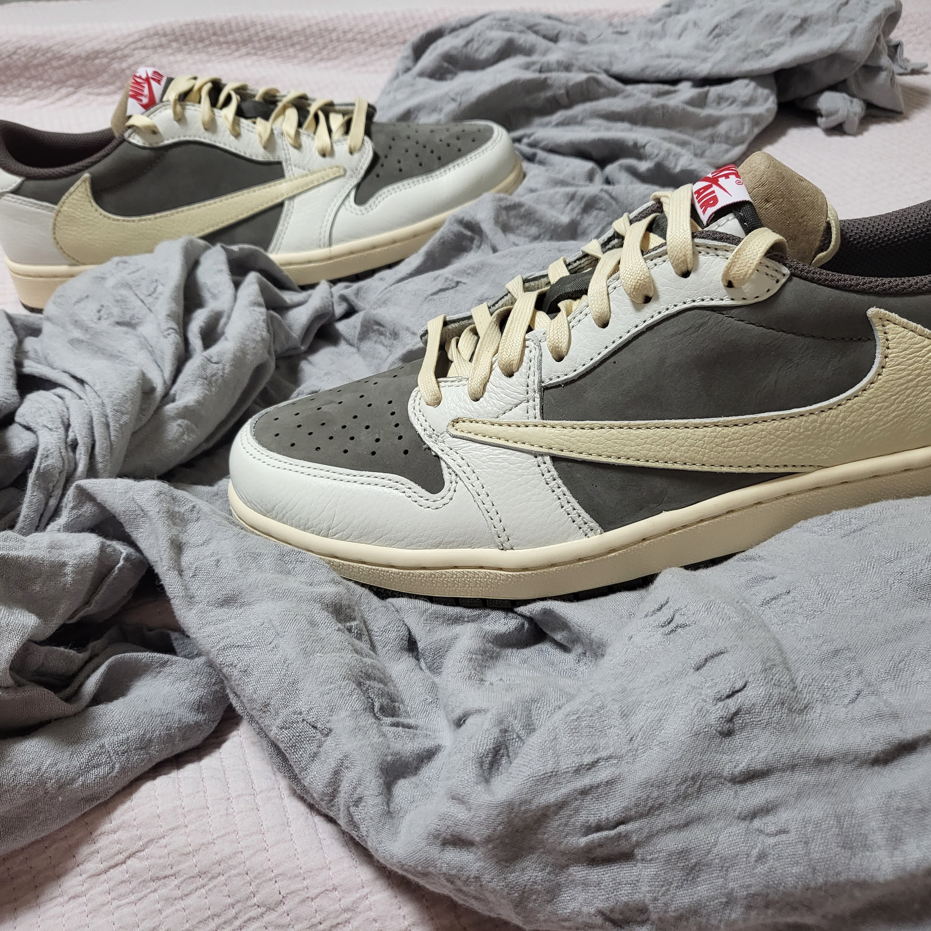 Jordan 1 x Travis Scott Retro Low OG SP Sail and Ridgerock 착용 스타일