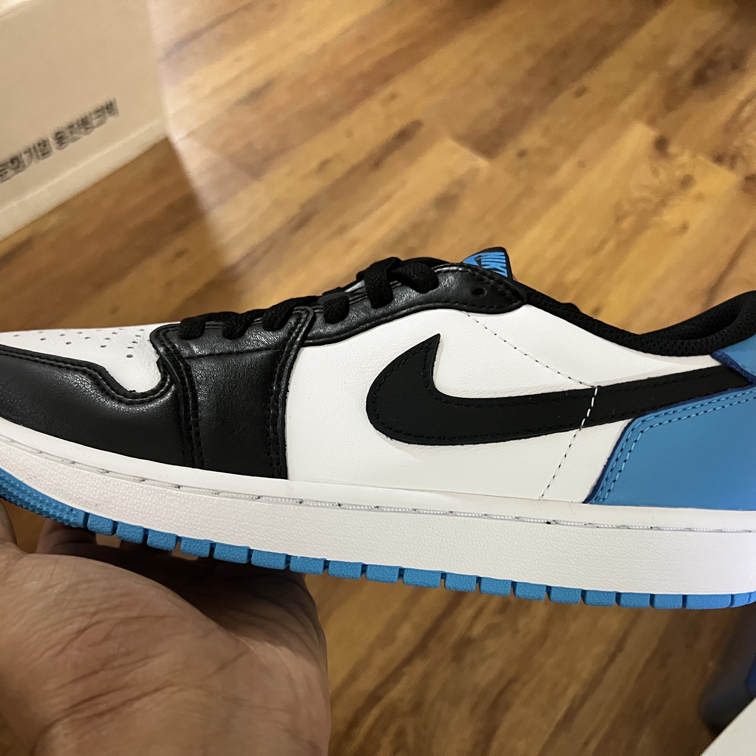 Jordan 1 Retro Low OG Black and Dark Powder Blue 착용 스타일 - 3