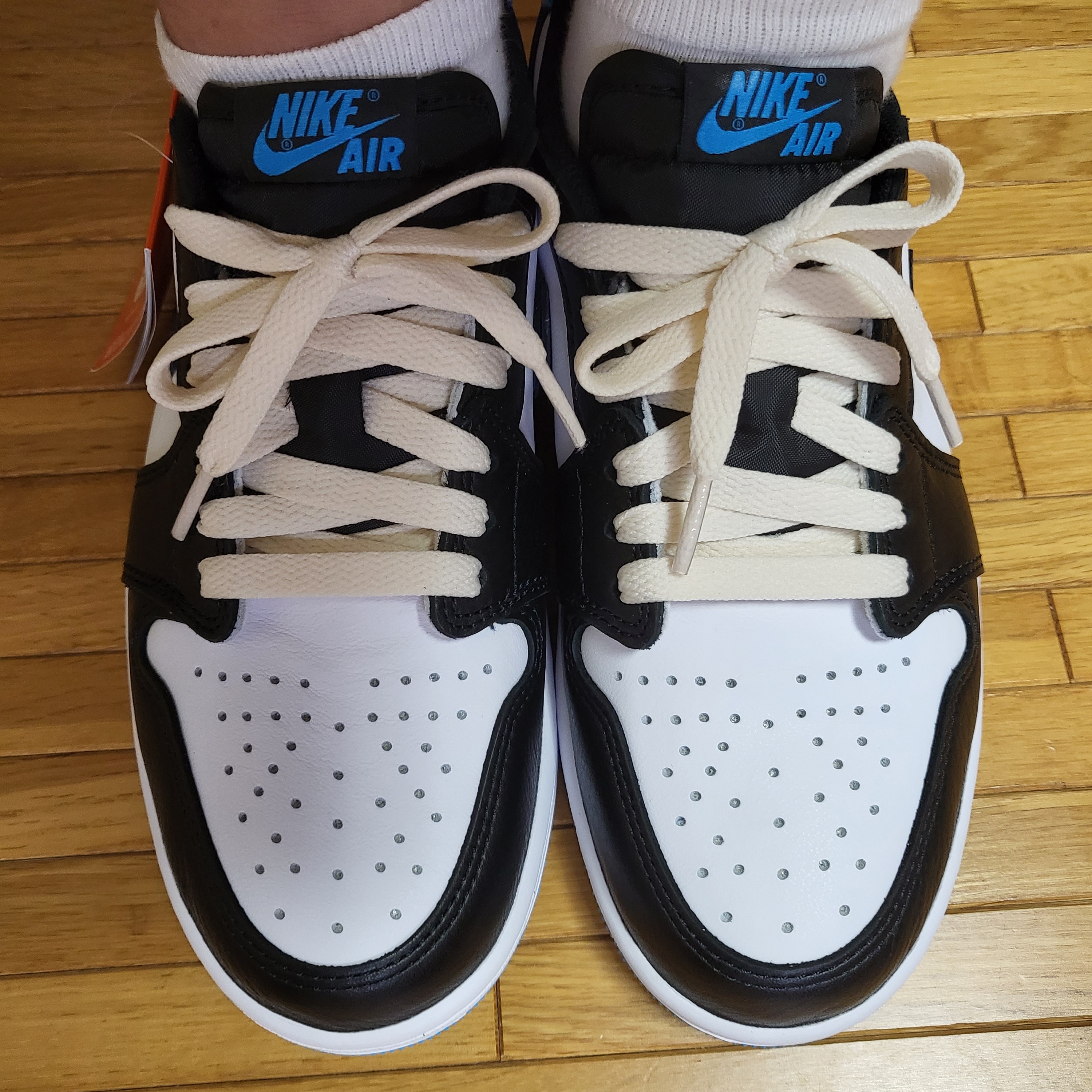 Jordan 1 Retro Low OG Black and Dark Powder Blue 착용 스타일 - 2
