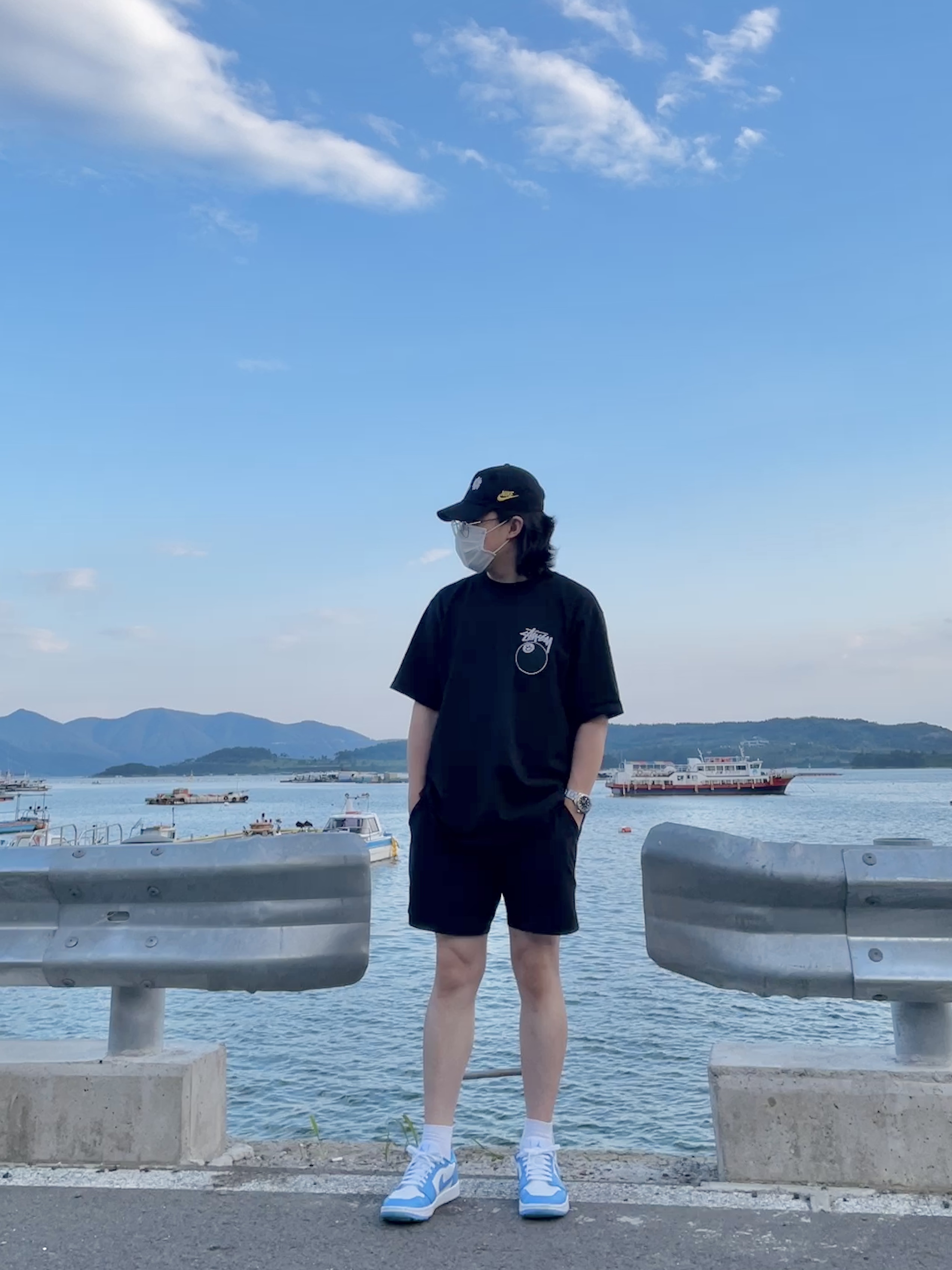 Jordan 1 Low Golf White and University Blue, Stussy 8 Ball T-Shirt Black - 22SS 착용 스타일 - 1