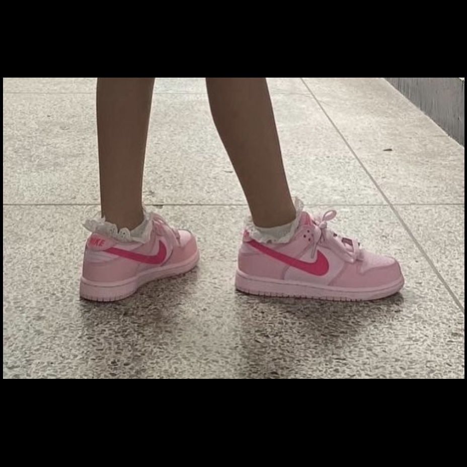 (PS) Nike Dunk Low Triple Pink, Prada Small Saffiano Leather Handbag Black 착용 스타일 - 2