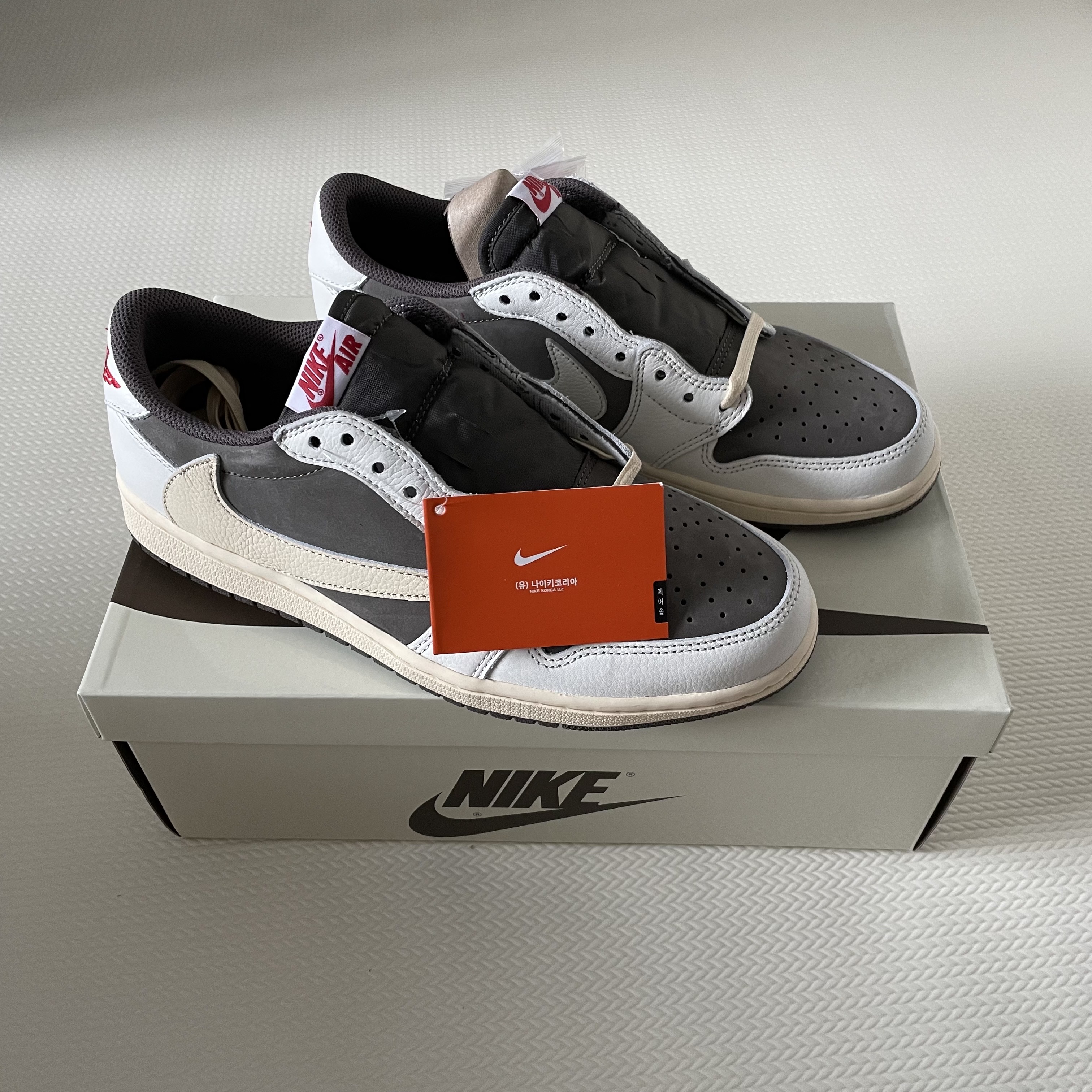 Jordan 1 x Travis Scott Retro Low OG SP Sail and Ridgerock, Jordan 1 x Travis Scott Retro Low OG SP Mocha 착용 스타일 - 2