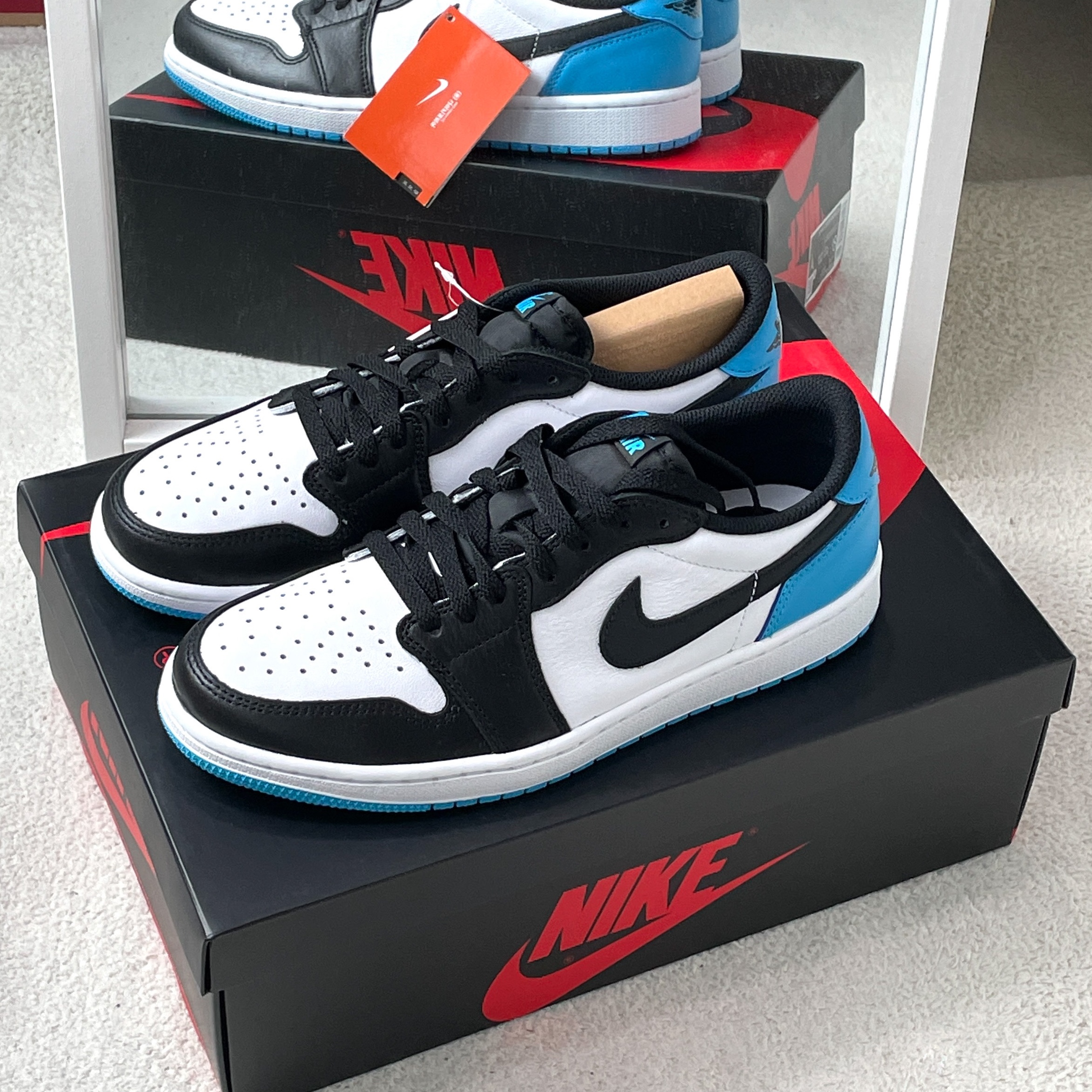 Jordan 1 Retro Low OG Black and Dark Powder Blue 착용 스타일 - 3