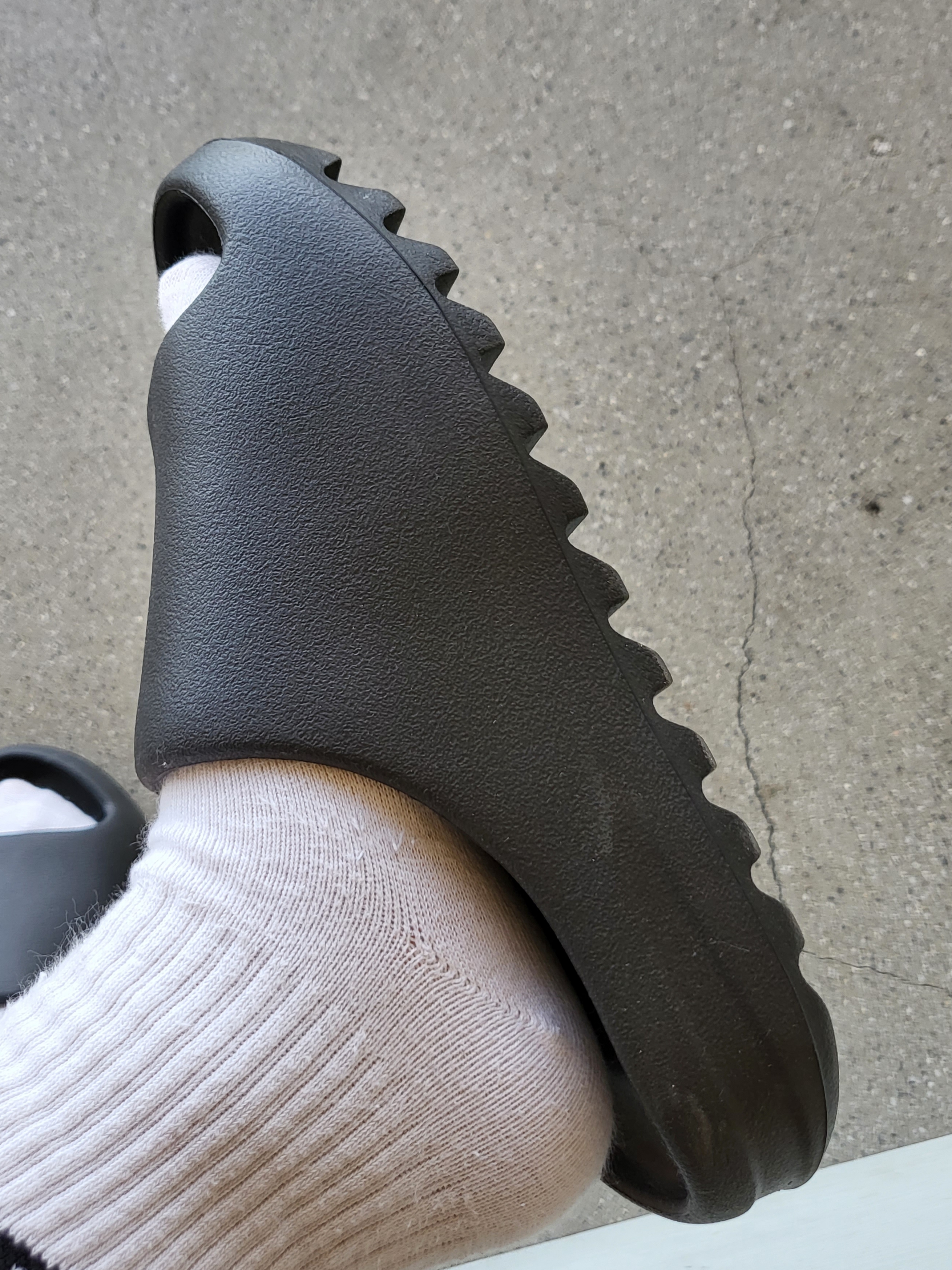 Adidas Yeezy Slide Onyx 착용 스타일