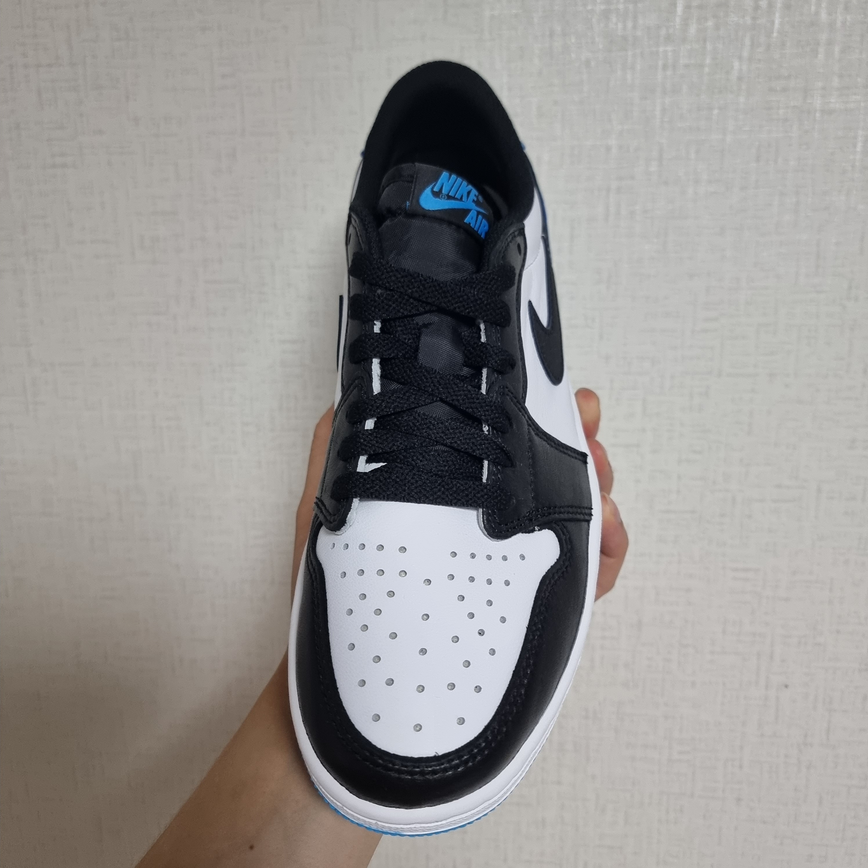 Jordan 1 Retro Low OG Black and Dark Powder Blue 착용 스타일 - 4
