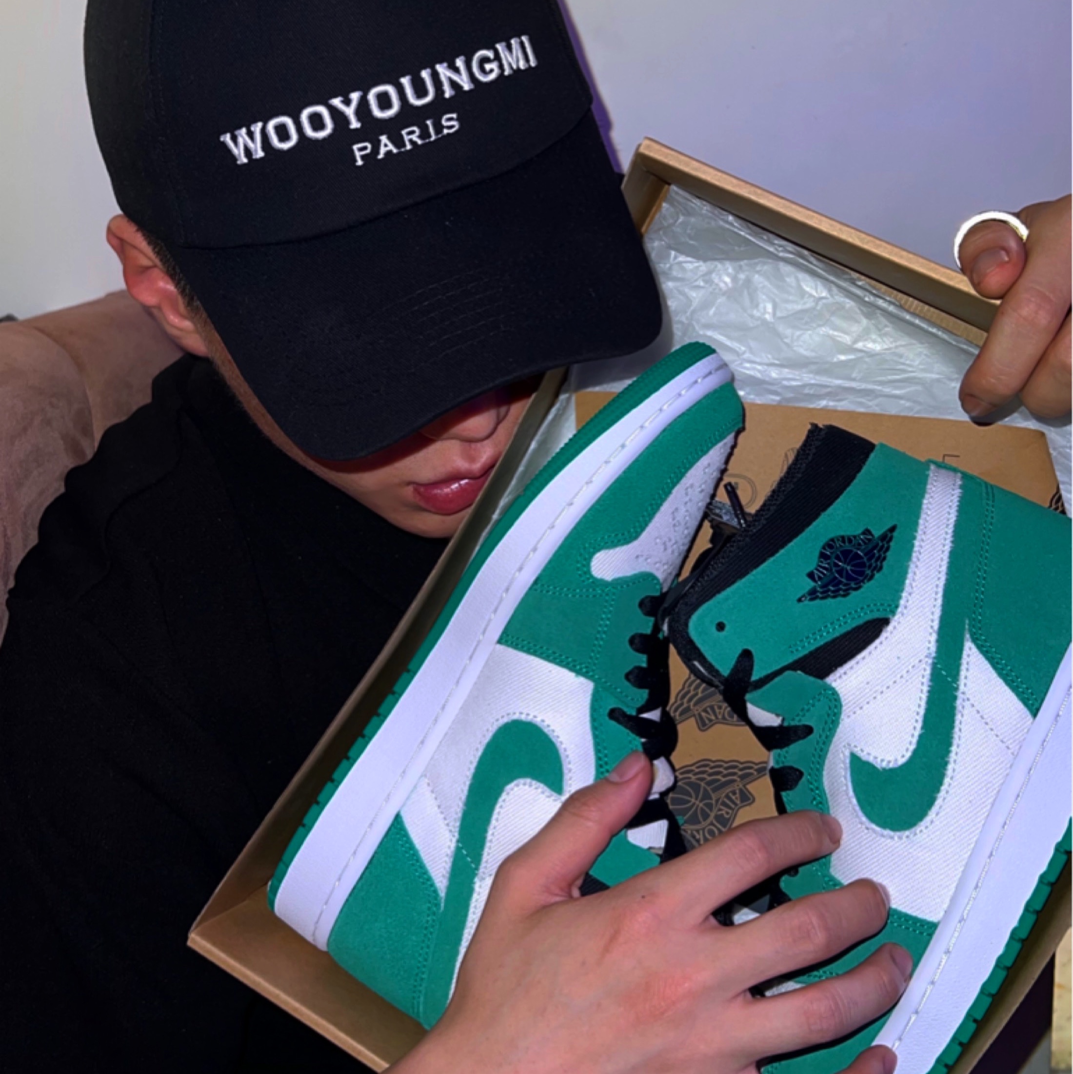 Wooyoungmi White Embroidered Logo Ball Cap Black, Jordan 1 Zoom Air CMFT Stadium Green 착용 스타일