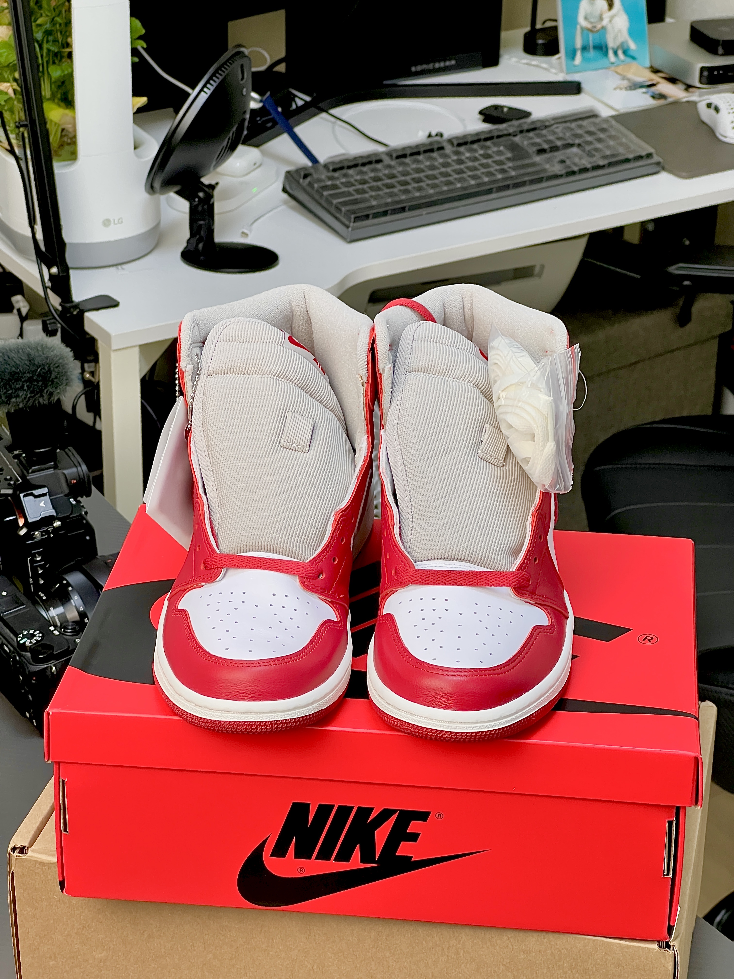 (W) Jordan 1 Retro High OG Varsity Red 착용 스타일 - 4