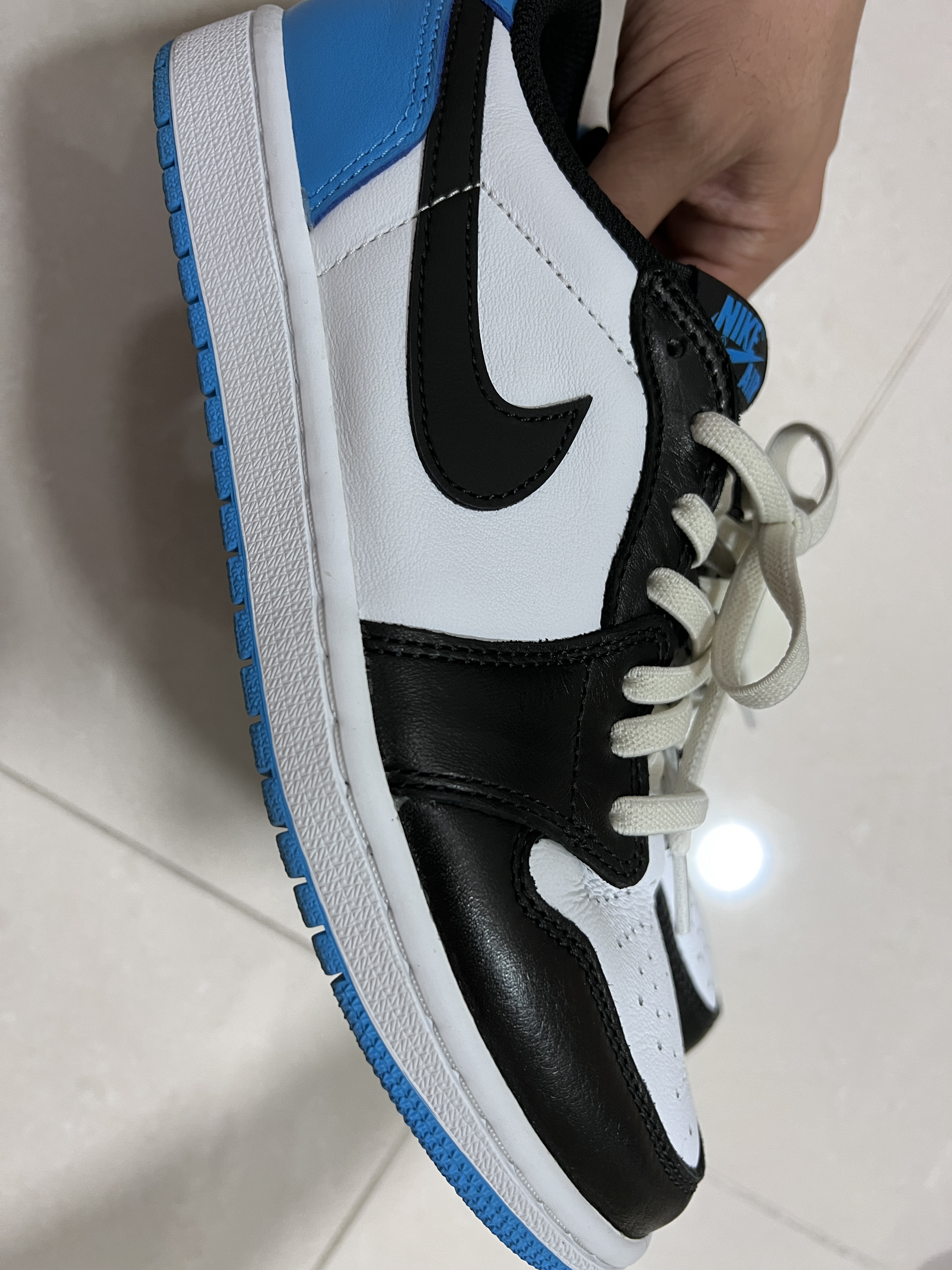 Jordan 1 Retro Low OG Black and Dark Powder Blue 착용 스타일 - 2