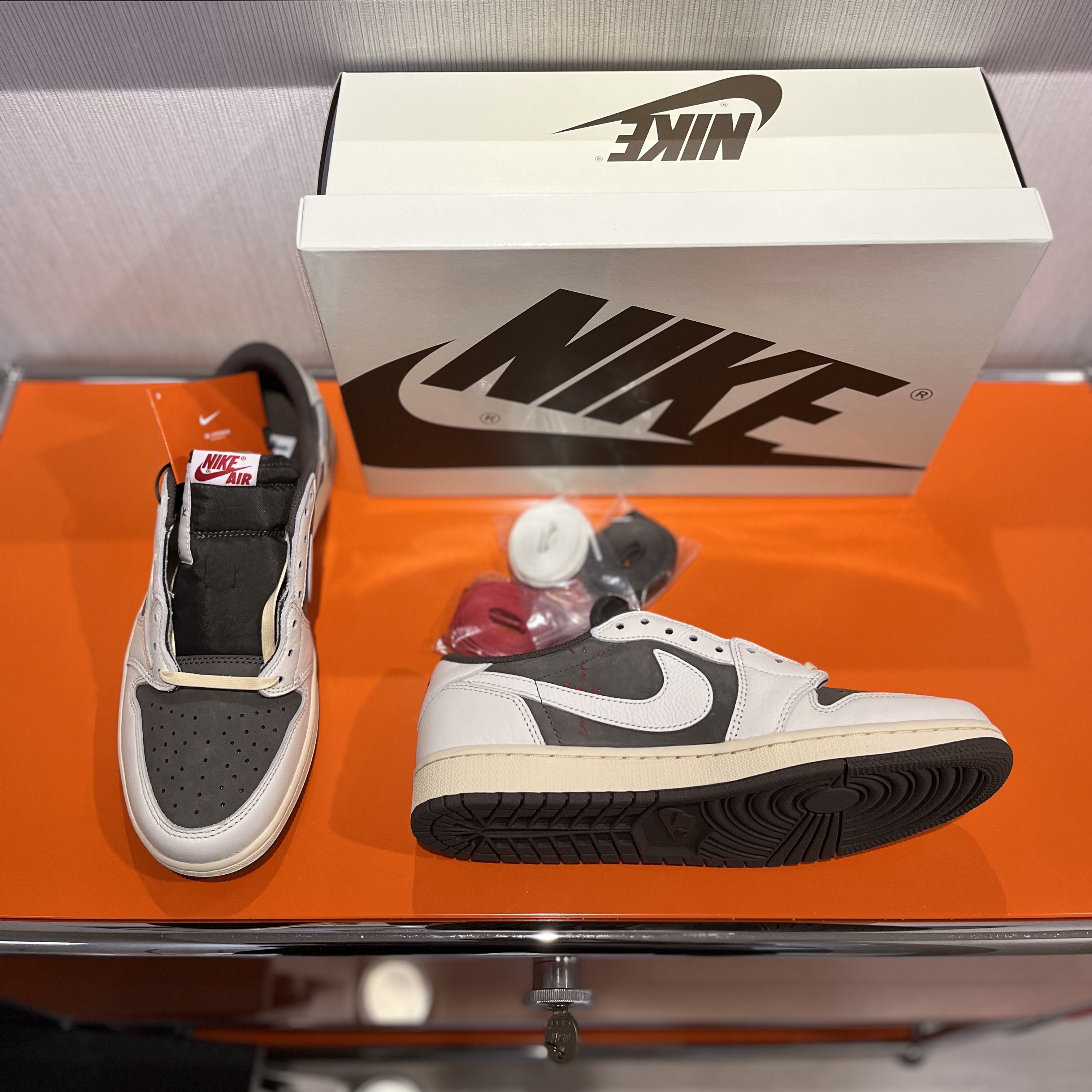 Jordan 1 x Travis Scott Retro Low OG SP Sail and Ridgerock 착용 스타일