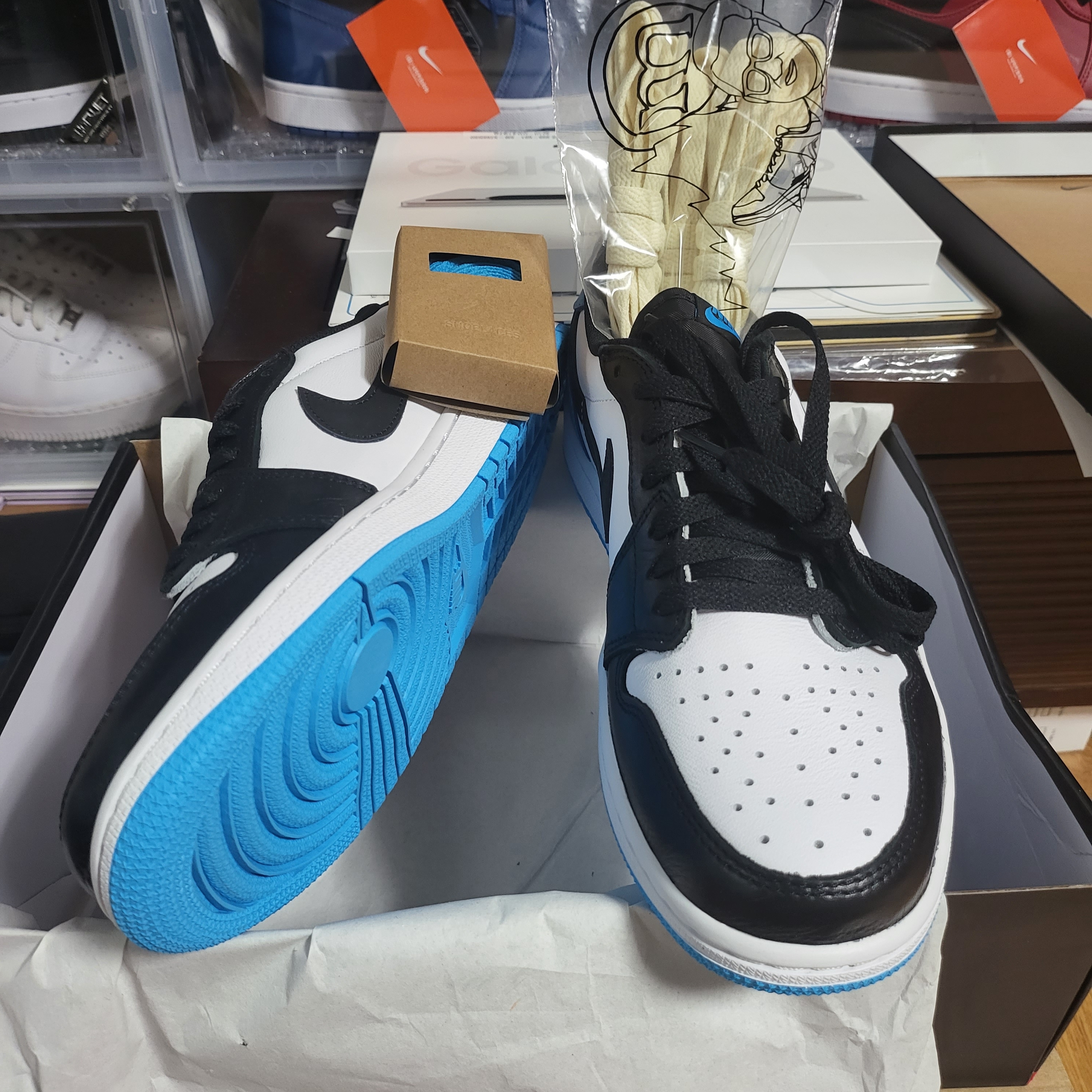Jordan 1 Retro Low OG Black and Dark Powder Blue 착용 스타일 - 3