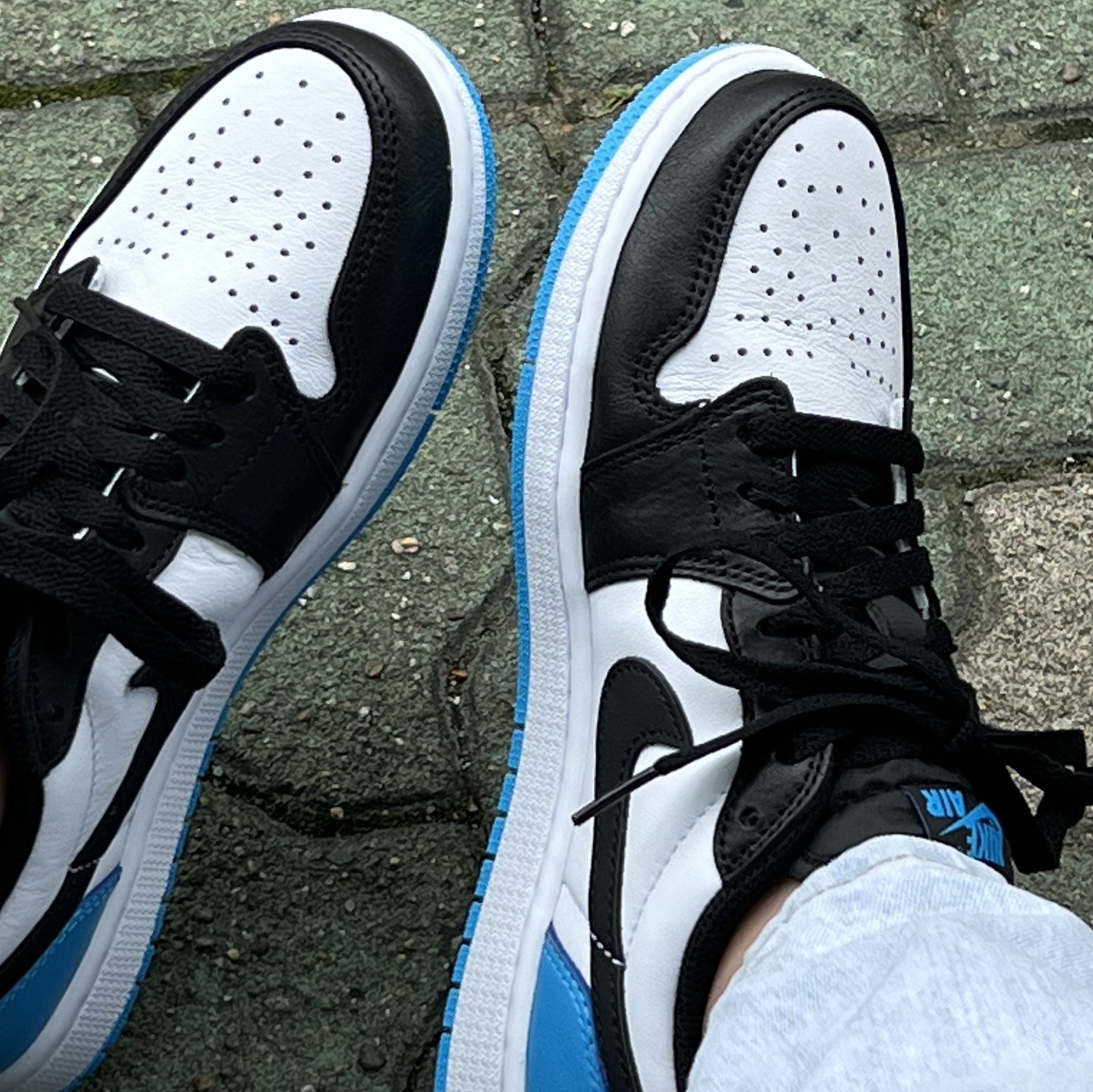 Jordan 1 Retro Low OG Black and Dark Powder Blue 착용 스타일 - 5