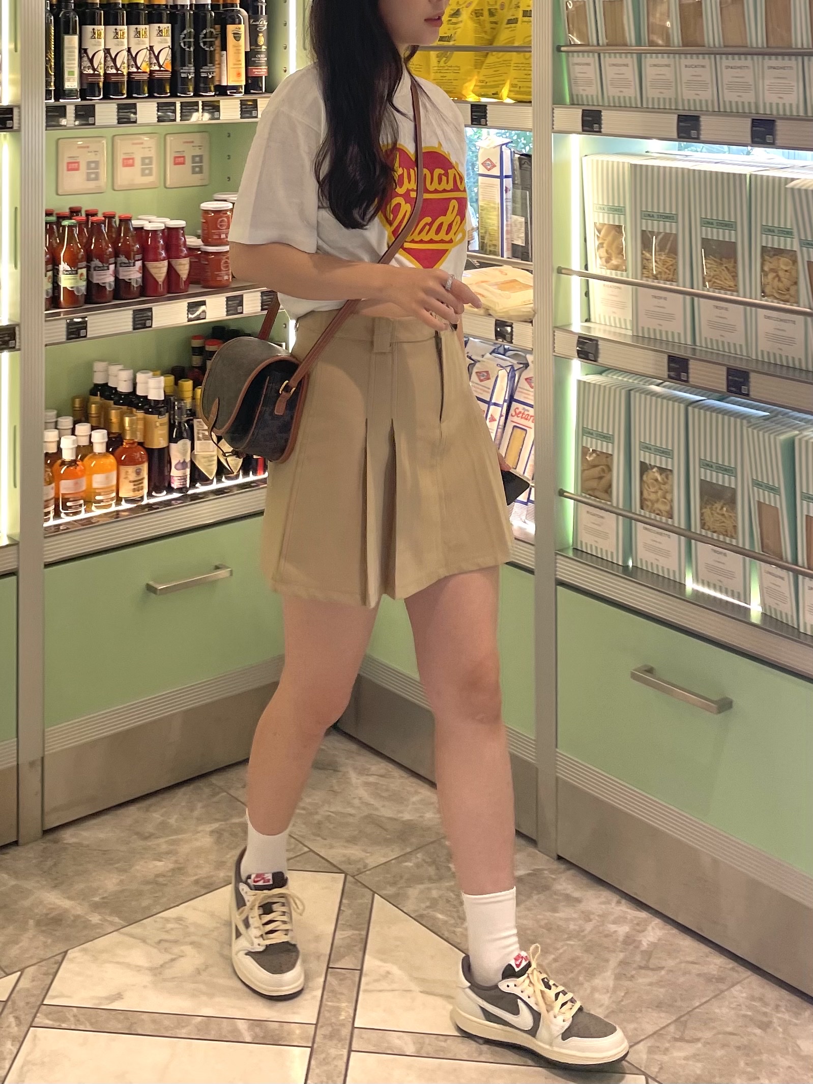 Celine Medium Folco Bag in Triomphe Canvas and Calfskin Tan, Jordan 1 x Travis Scott Retro Low OG SP Sail and Ridgerock 착용 스타일