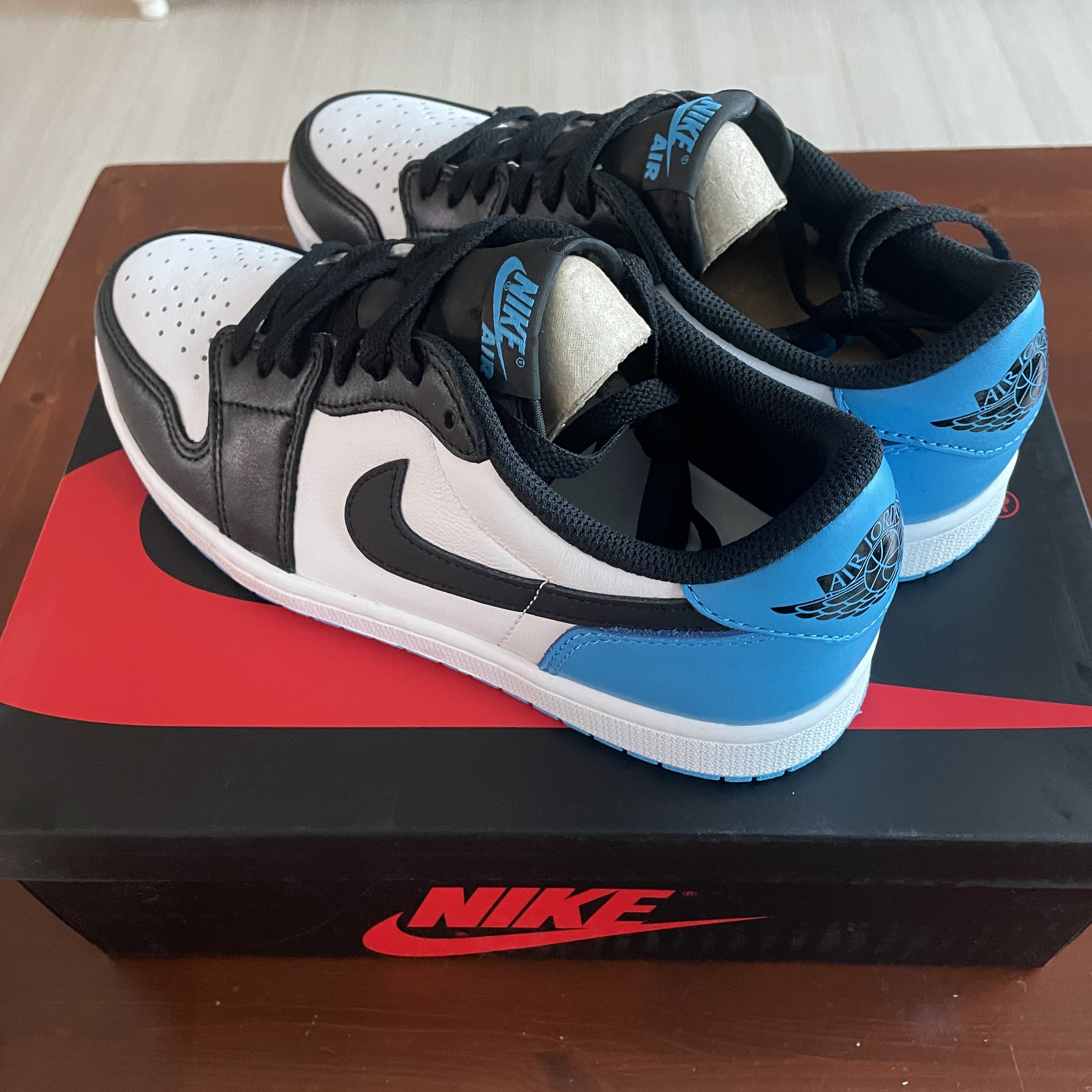 Jordan 1 Retro Low OG Black and Dark Powder Blue 착용 스타일 - 2
