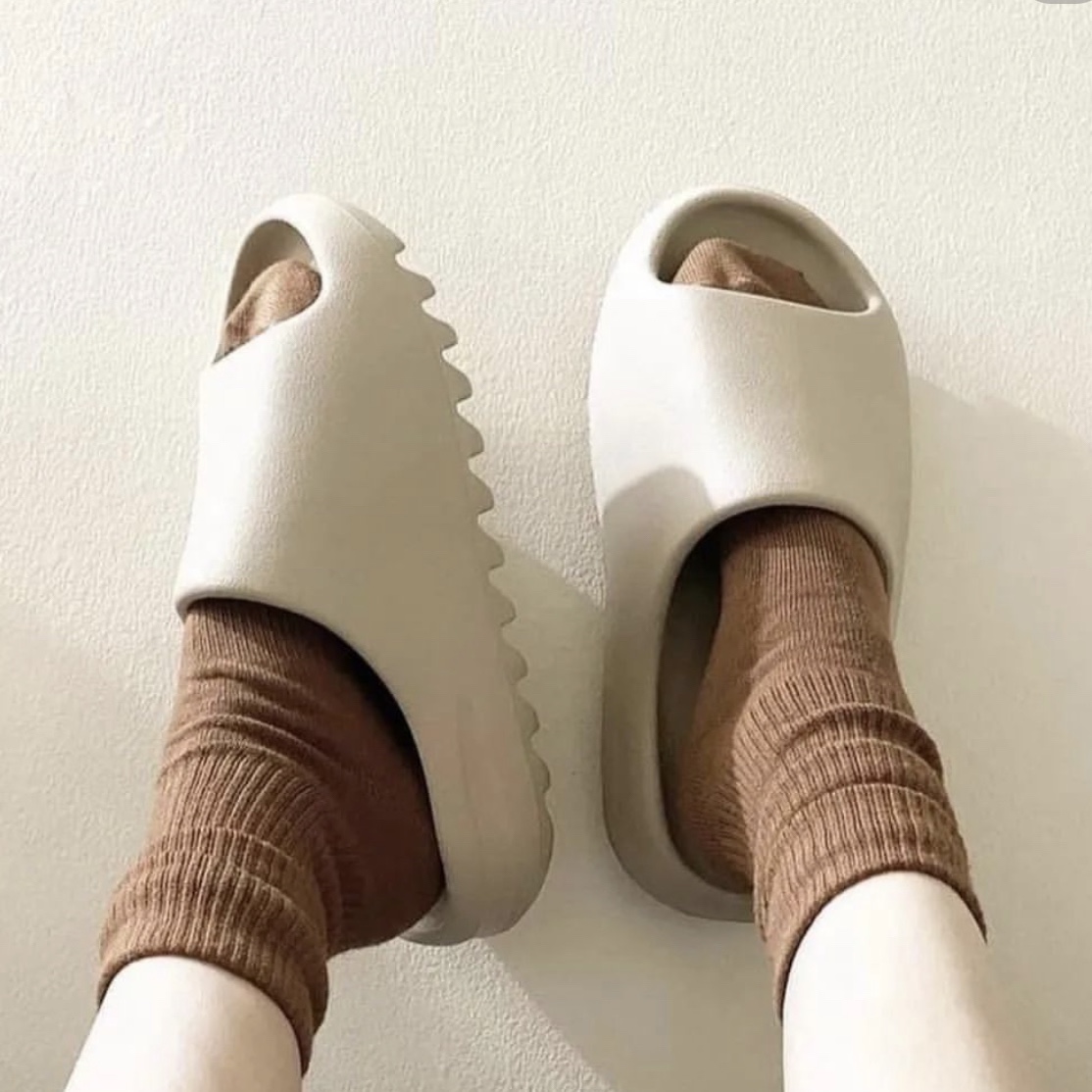 Adidas Yeezy Slide Bone 2022/2023 착용 스타일 - 4
