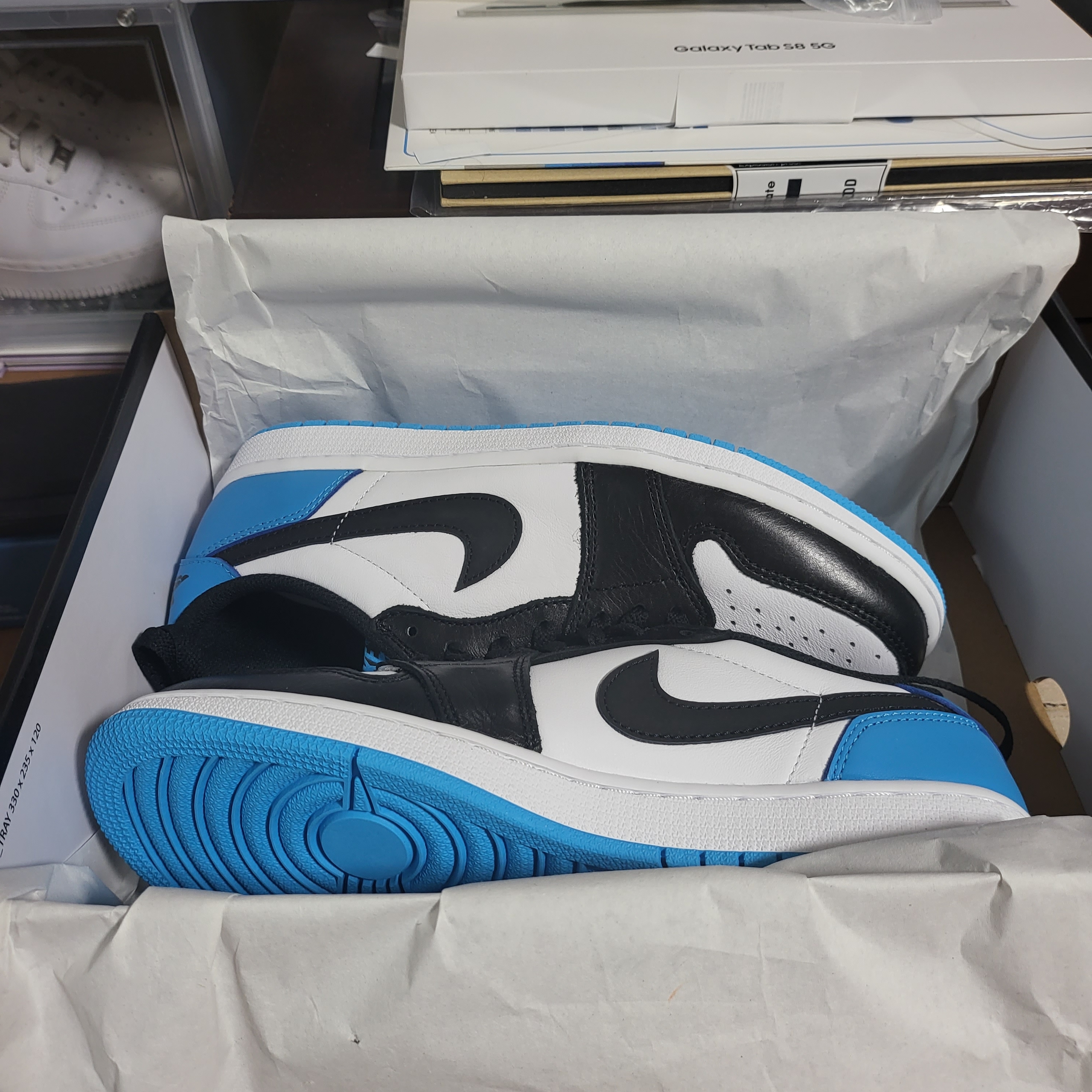 Jordan 1 Retro Low OG Black and Dark Powder Blue 착용 스타일 - 5