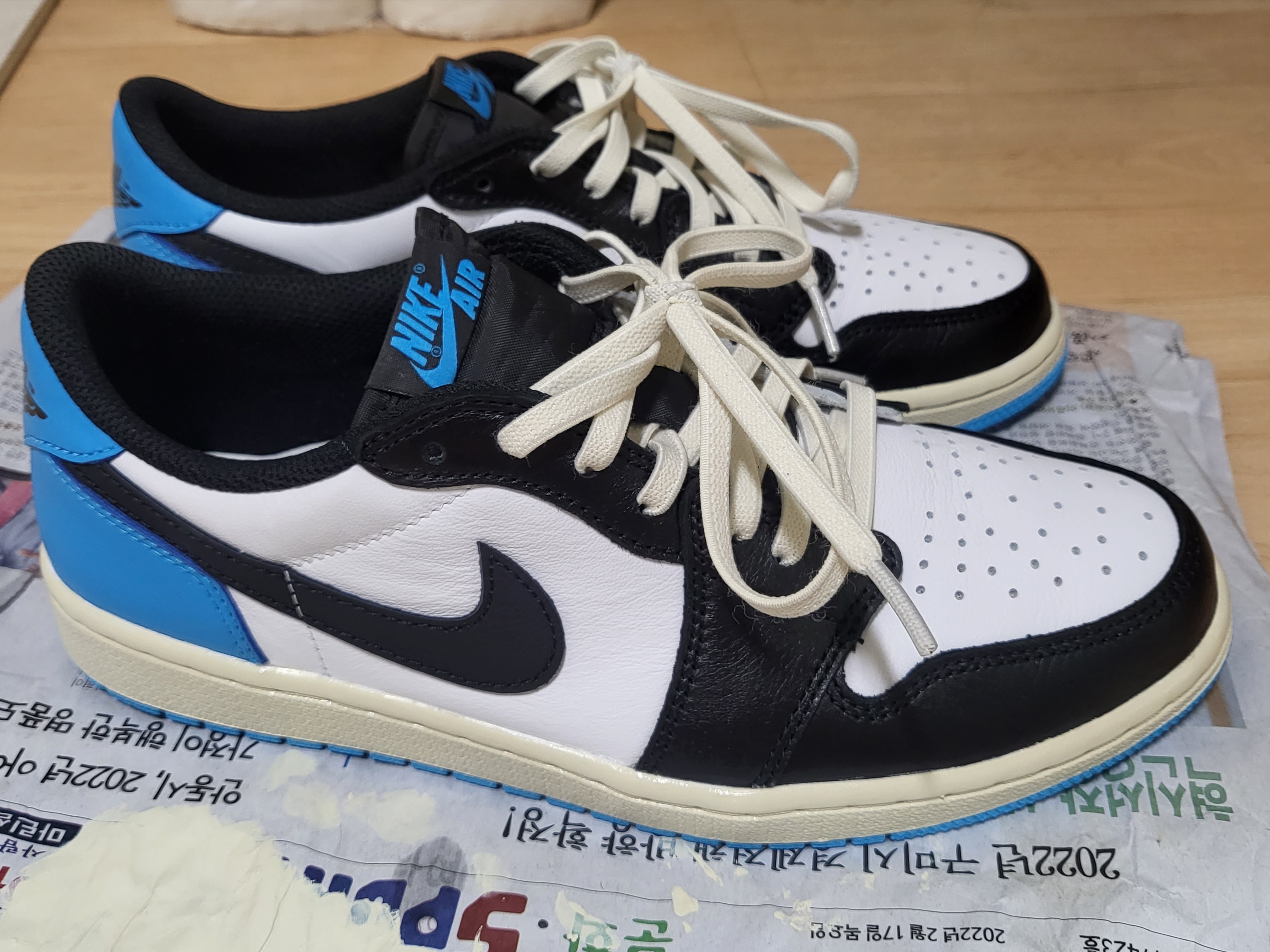 Jordan 1 Retro Low OG Black and Dark Powder Blue 착용 스타일 - 2