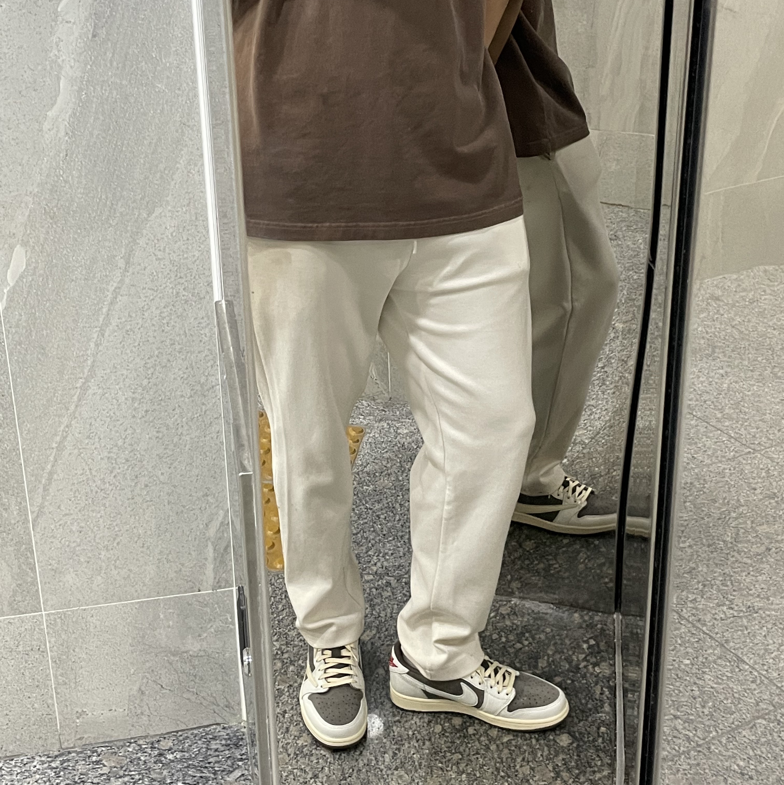 Jordan 1 x Travis Scott Retro Low OG SP Sail and Ridgerock 착용 스타일 - 2