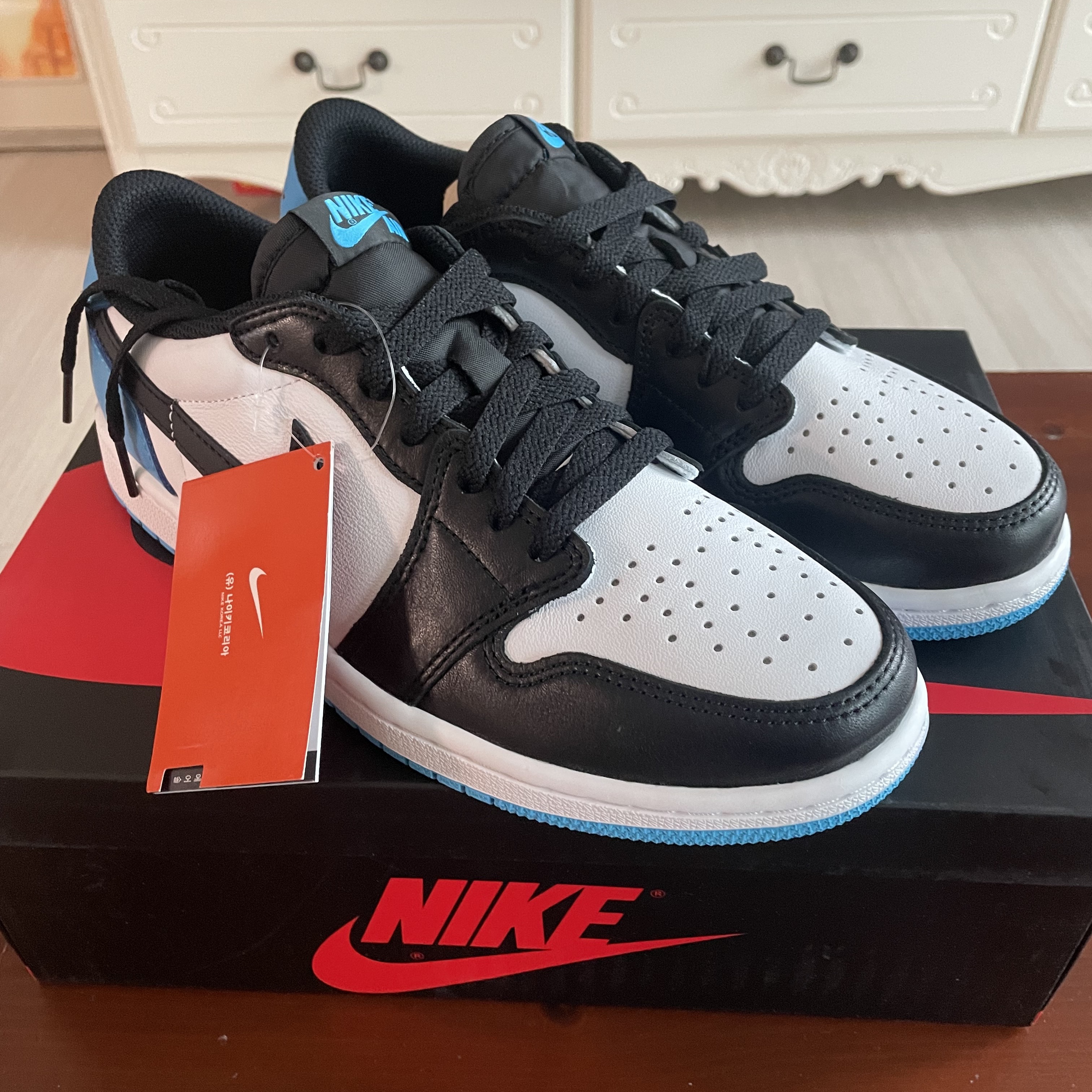 Jordan 1 Retro Low OG Black and Dark Powder Blue 착용 스타일 - 1