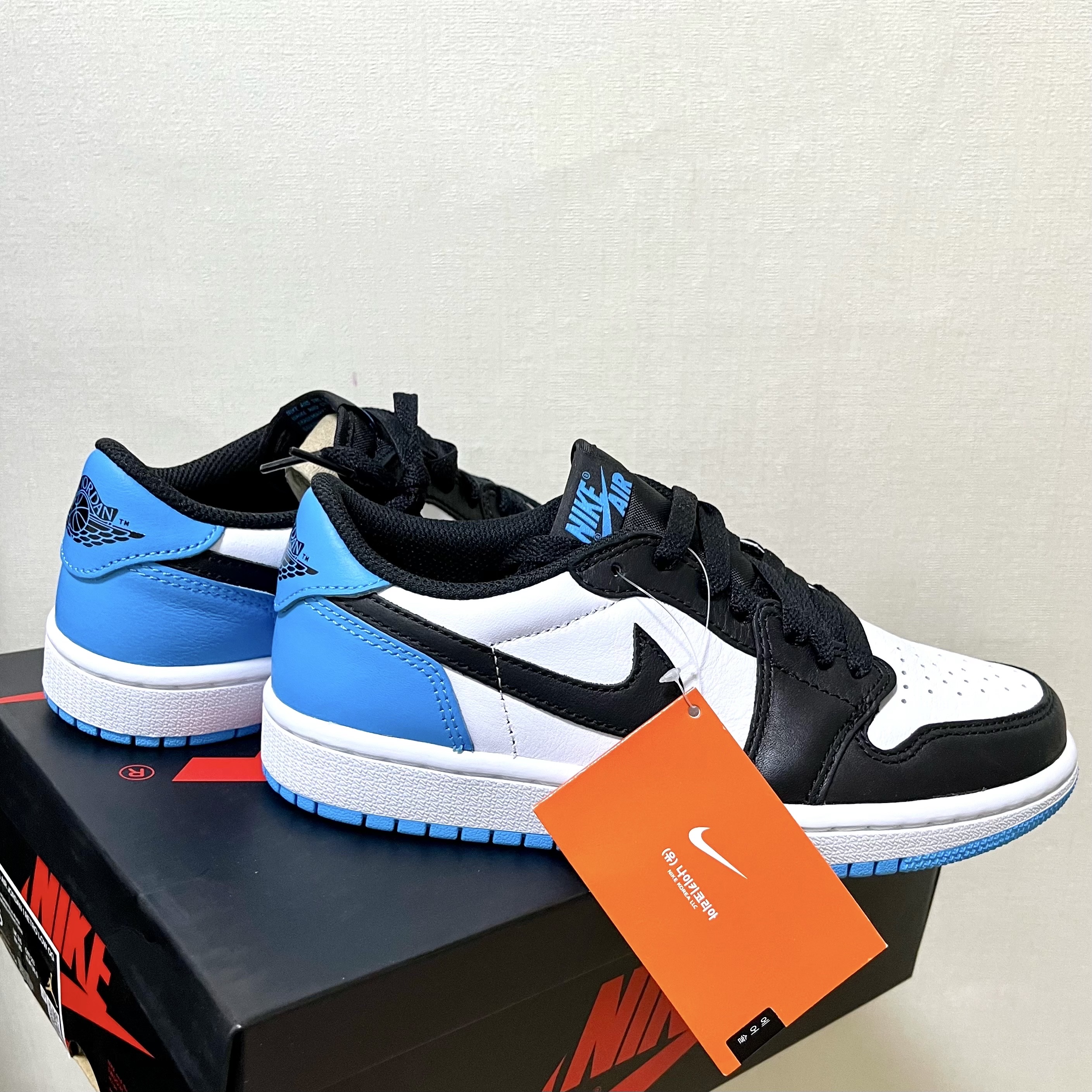 (W) Jordan 1 Retro Low OG Black and Dark Powder Blue 착용 스타일