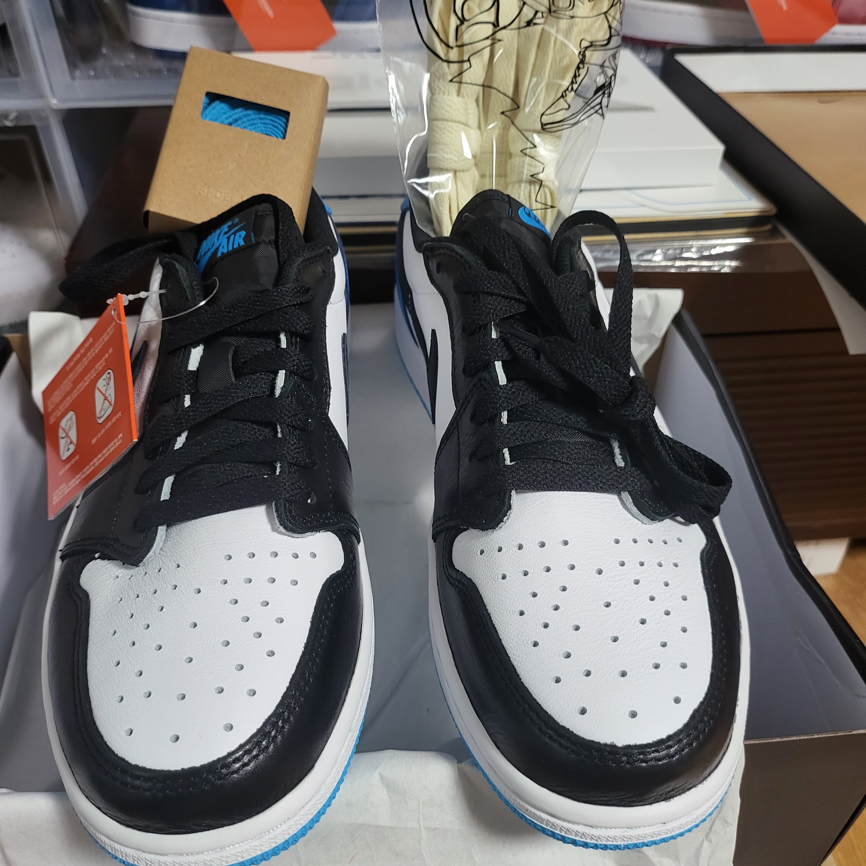 Jordan 1 Retro Low OG Black and Dark Powder Blue 착용 스타일 - 2
