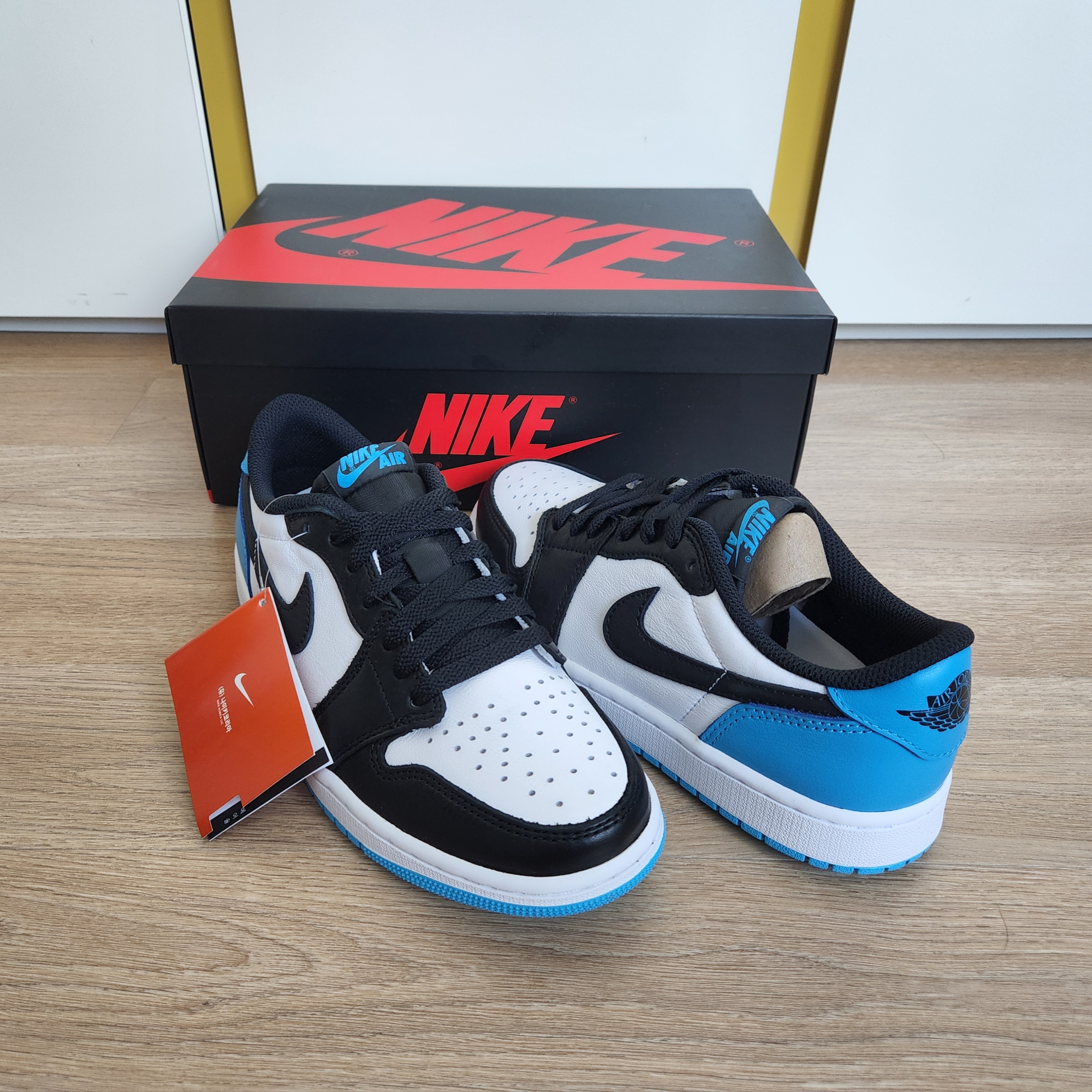 Jordan 1 Retro Low OG Black and Dark Powder Blue 착용 스타일