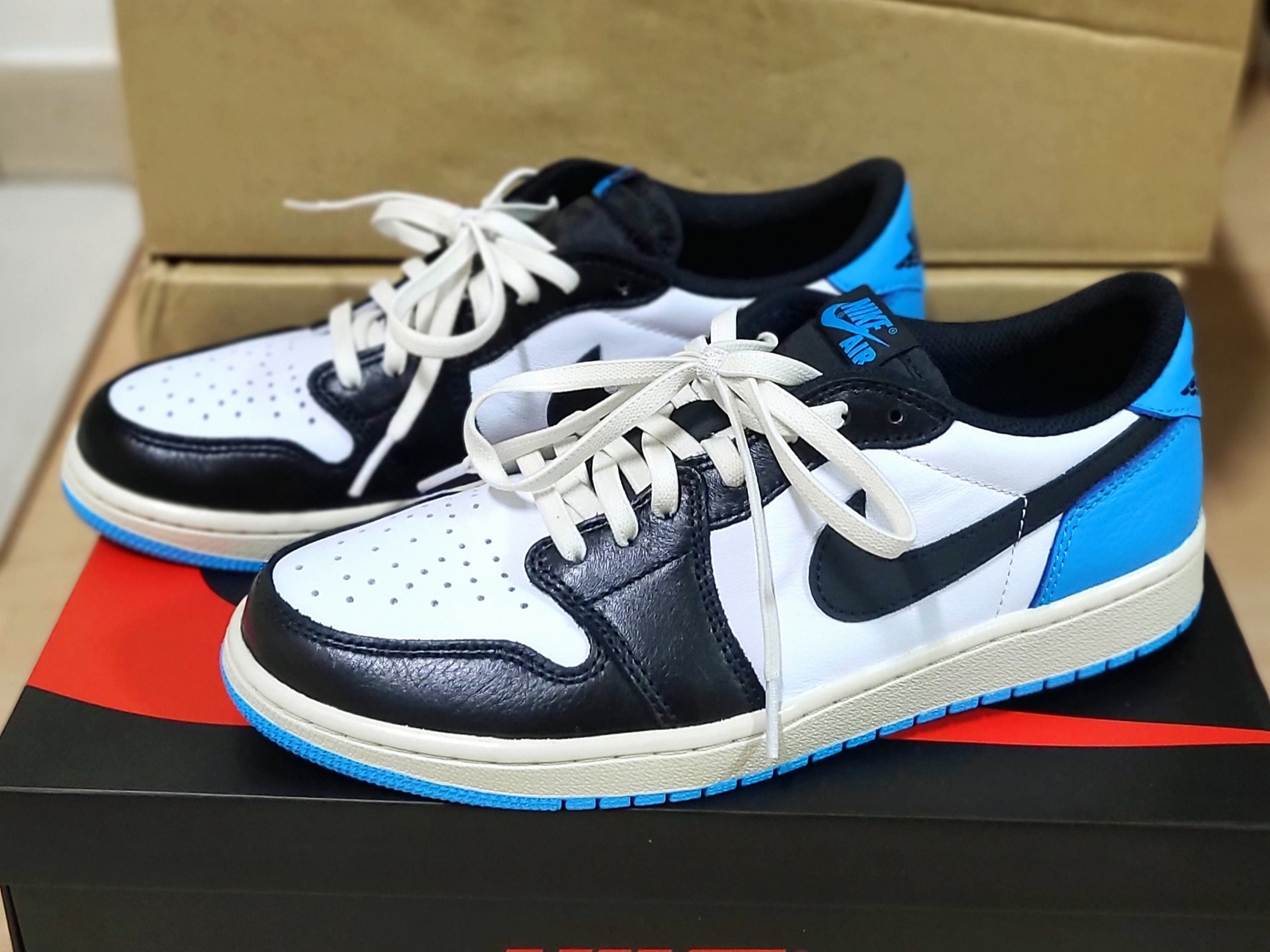Jordan 1 Retro Low OG Black and Dark Powder Blue 착용 스타일 - 1
