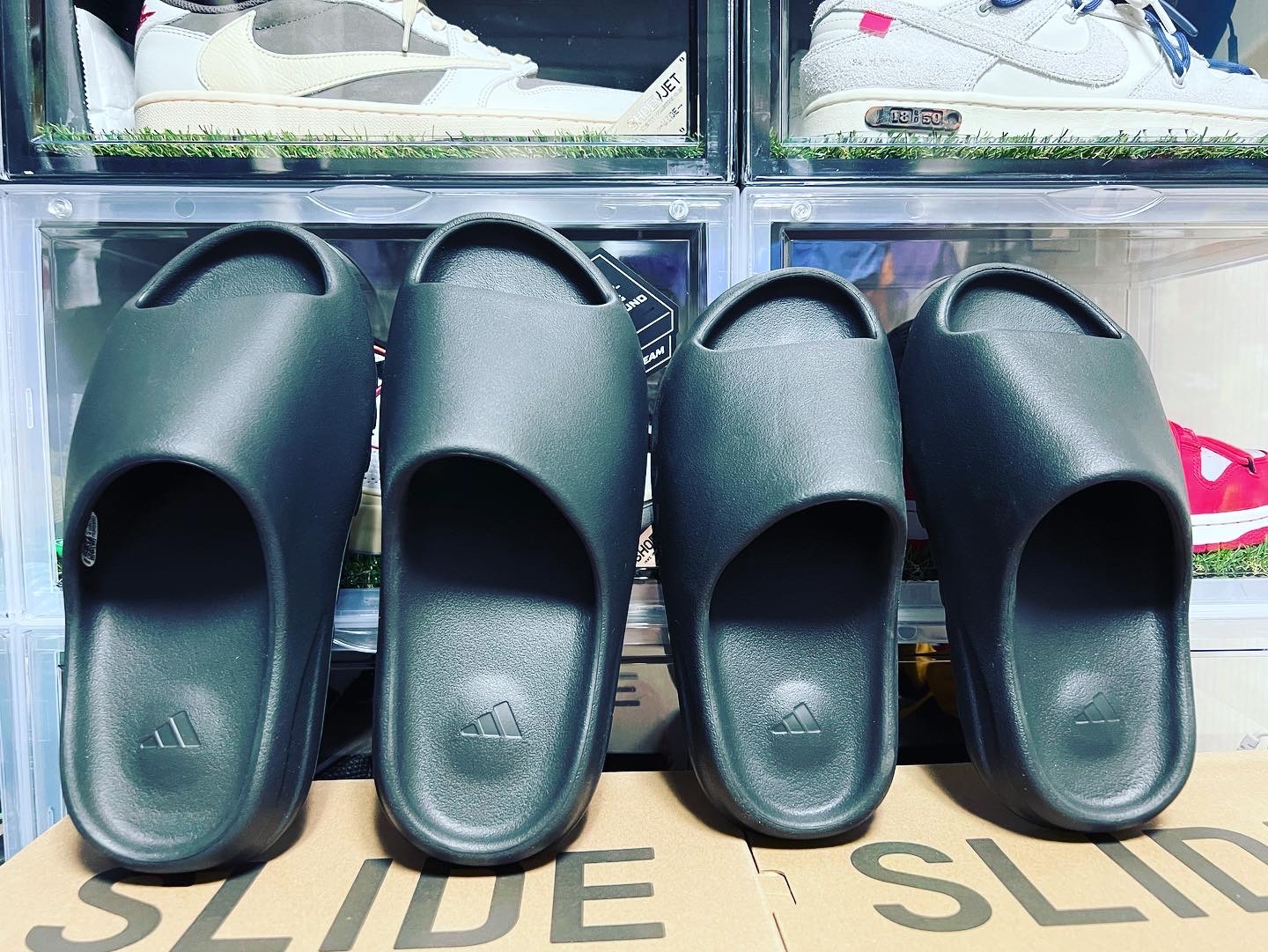 Adidas Yeezy Slide Onyx 착용 스타일 - 2