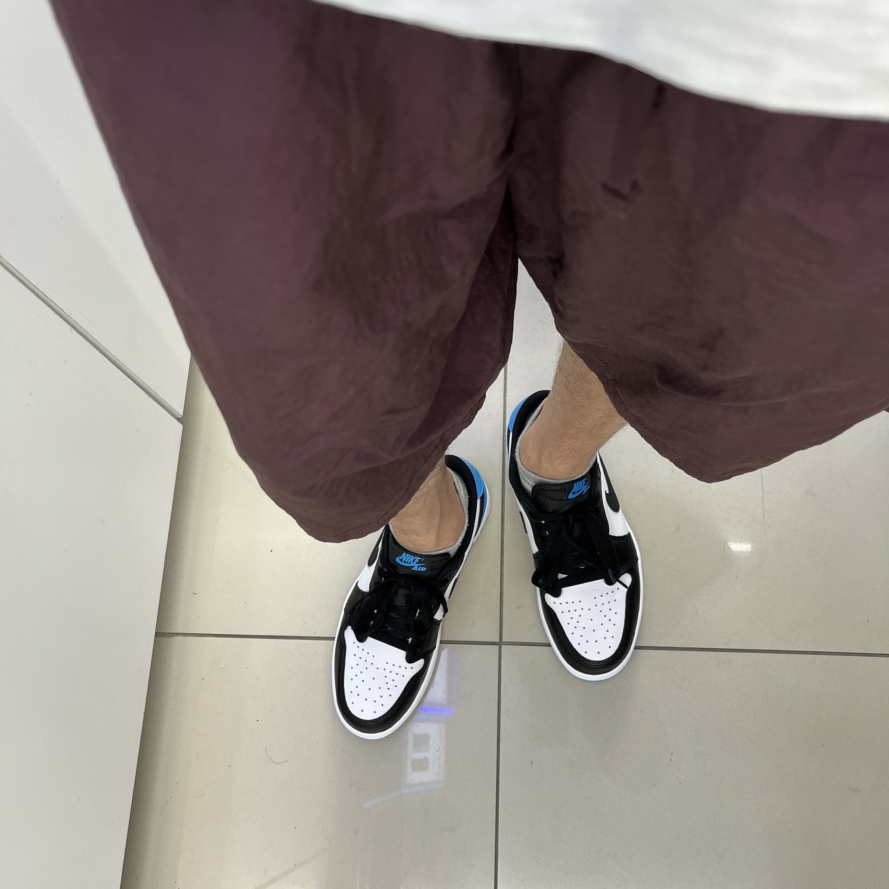 Jordan 1 Retro Low OG Black and Dark Powder Blue 착용 스타일