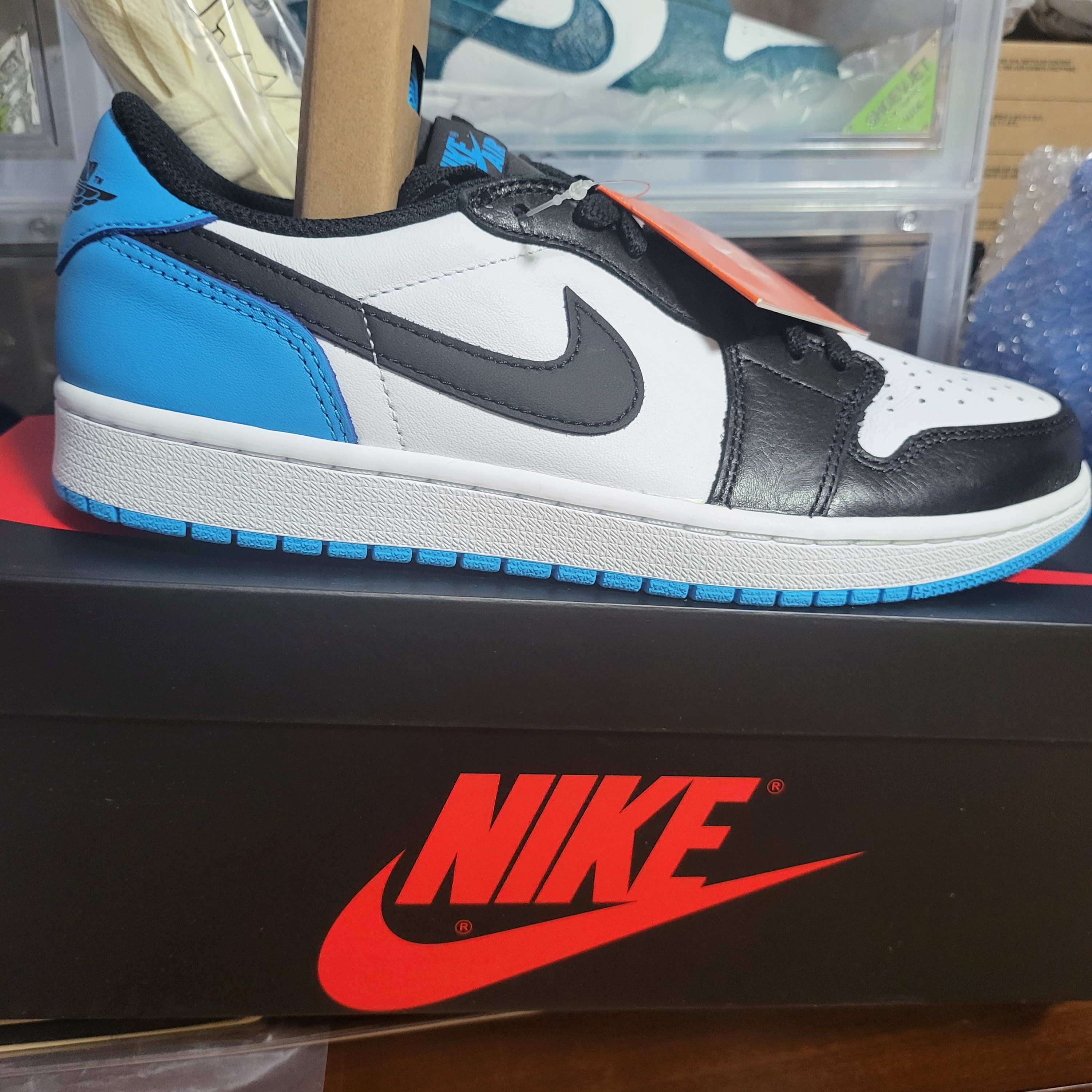 Jordan 1 Retro Low OG Black and Dark Powder Blue 착용 스타일 - 1