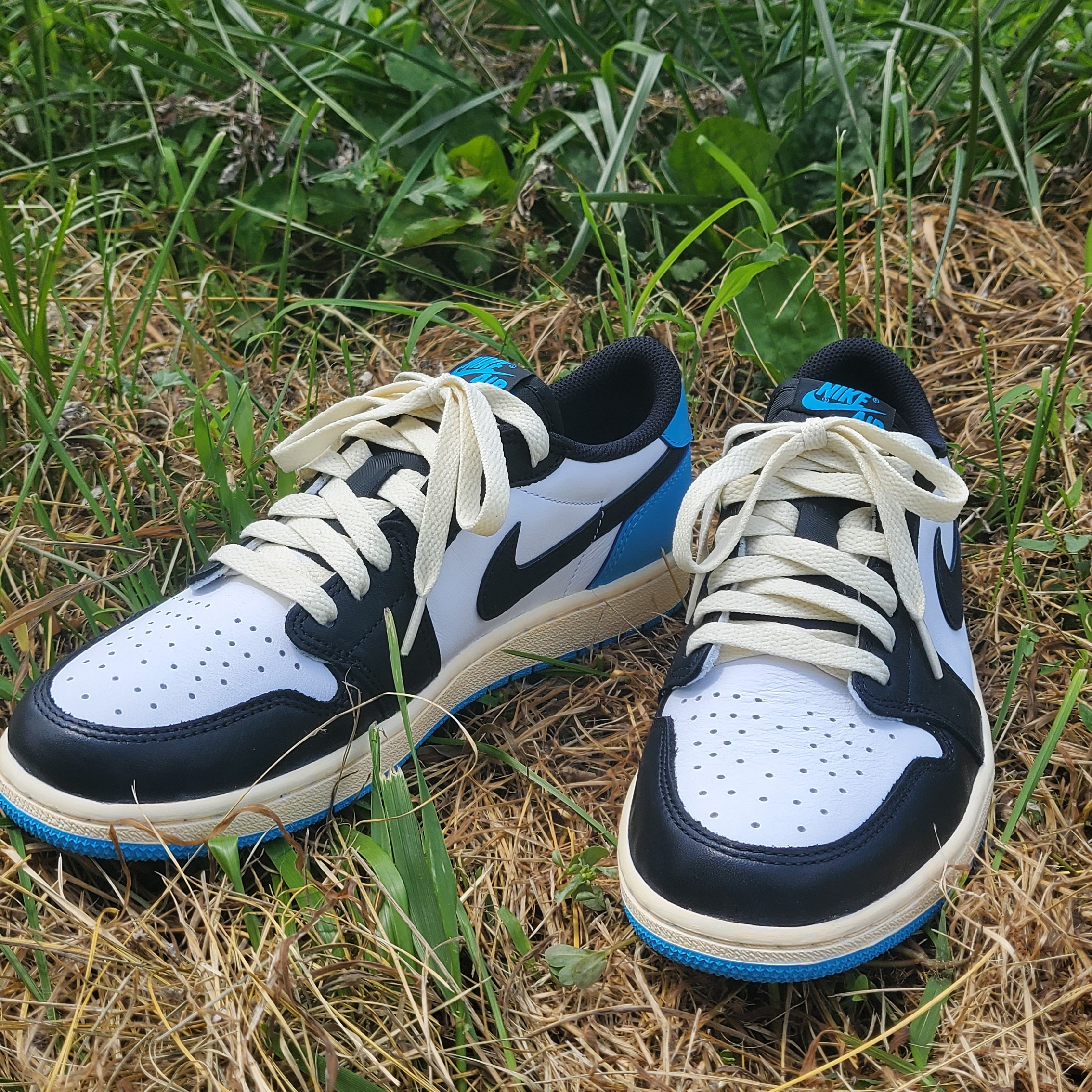 Jordan 1 Retro Low OG Black and Dark Powder Blue 착용 스타일 - 1