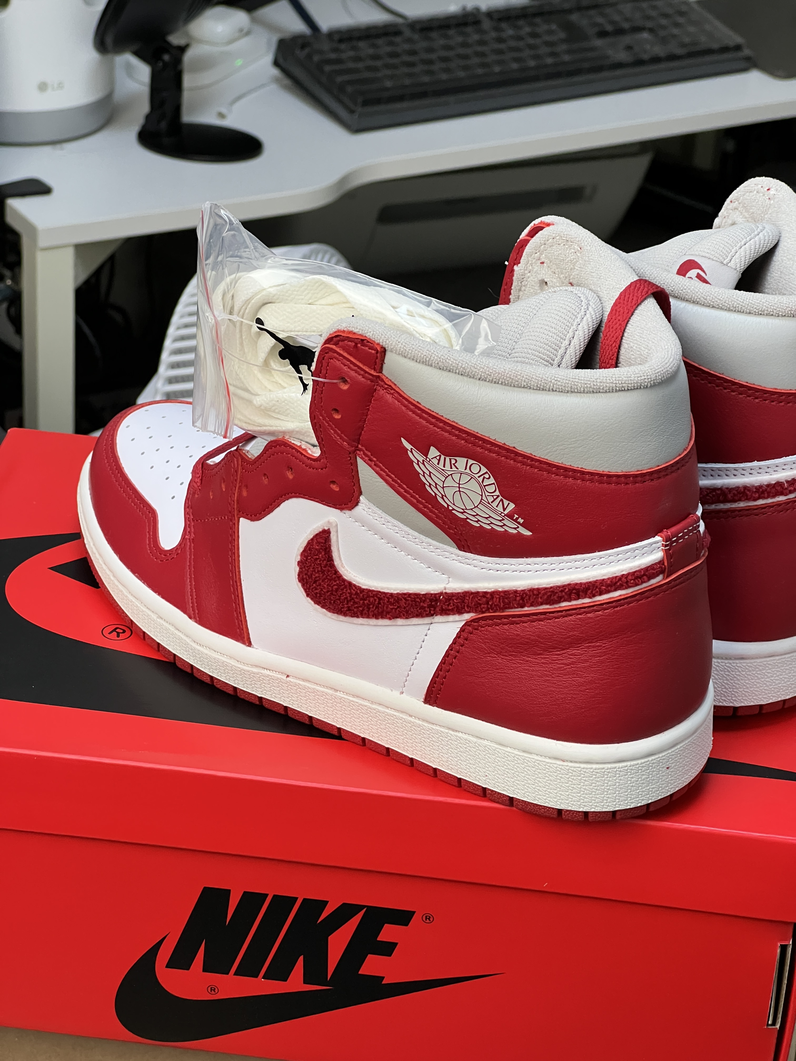 (W) Jordan 1 Retro High OG Varsity Red 착용 스타일 - 1