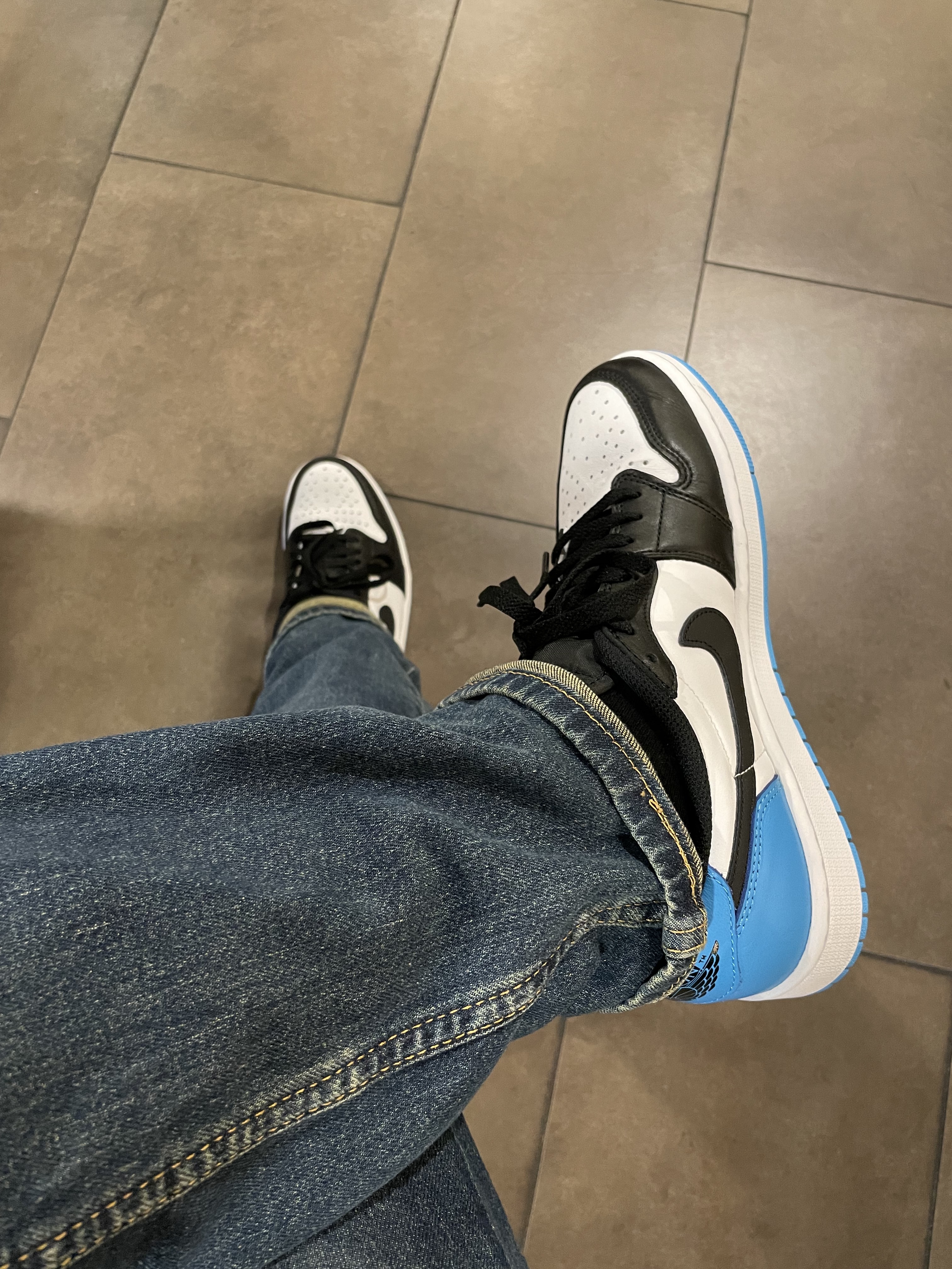 Jordan 1 Retro Low OG Black and Dark Powder Blue 착용 스타일 - 1