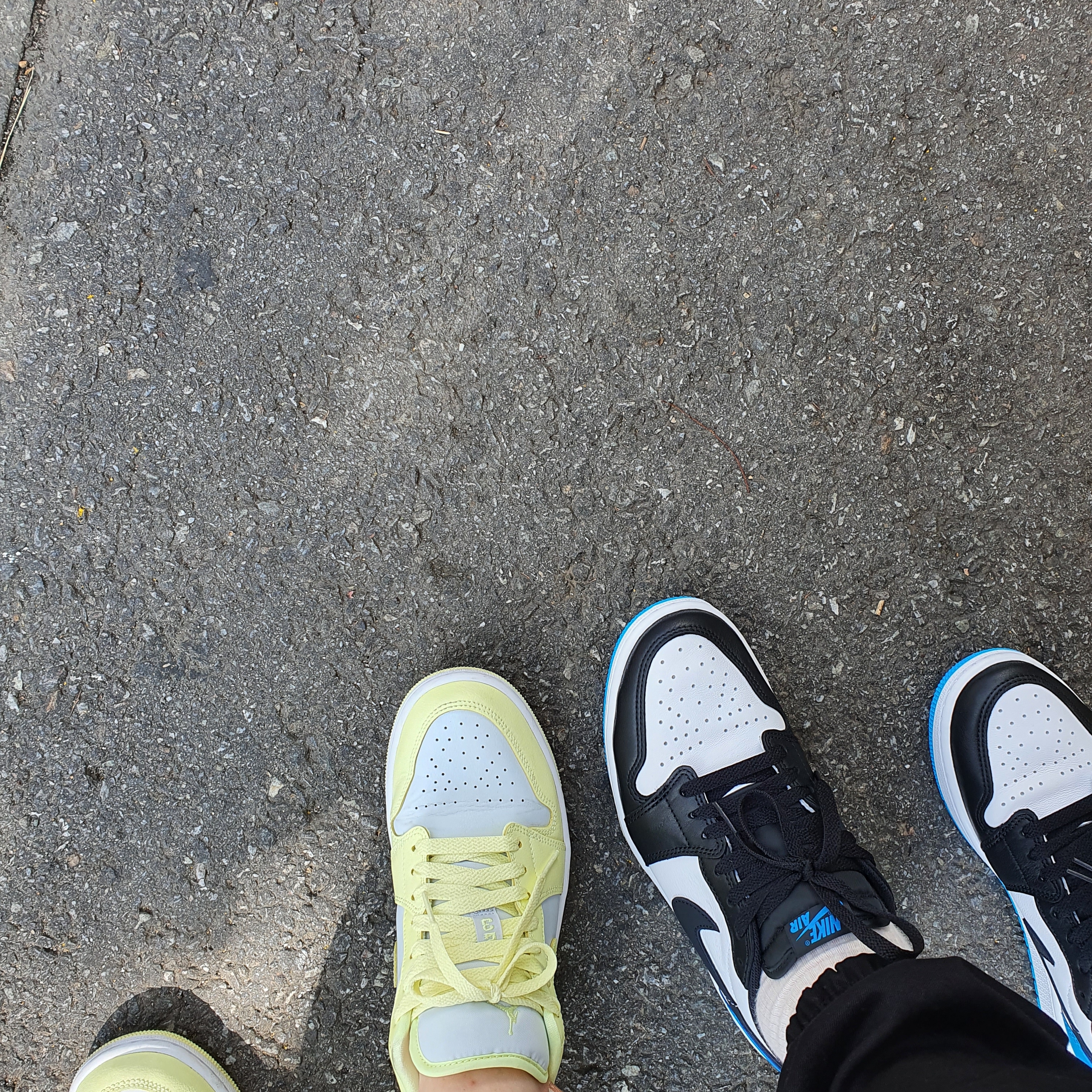 Jordan 1 Retro Low OG Black and Dark Powder Blue 착용 스타일 - 2