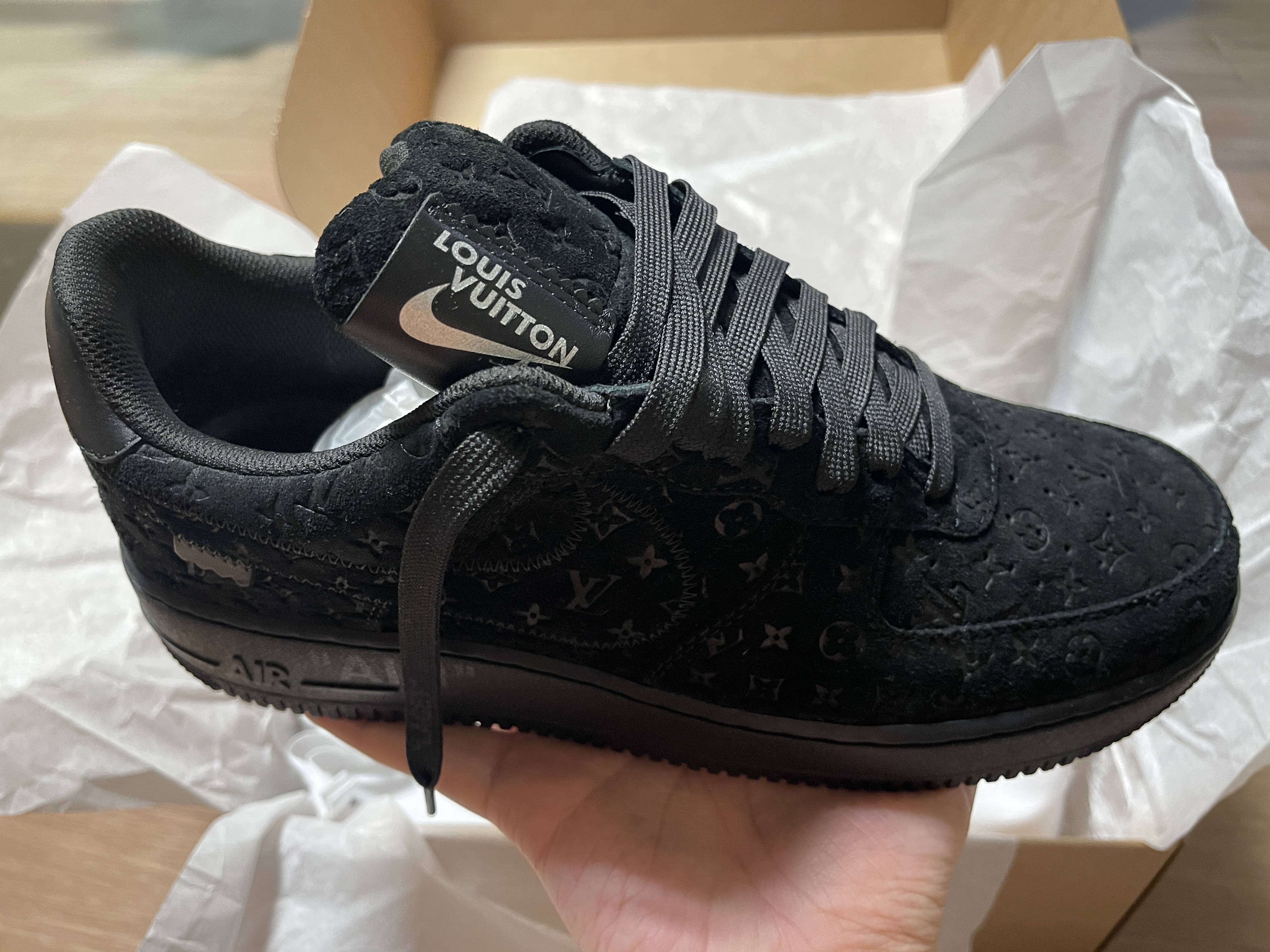 Louis Vuitton x Nike Air Force 1 Low by Virgil Abloh Black 착용 스타일 - 2