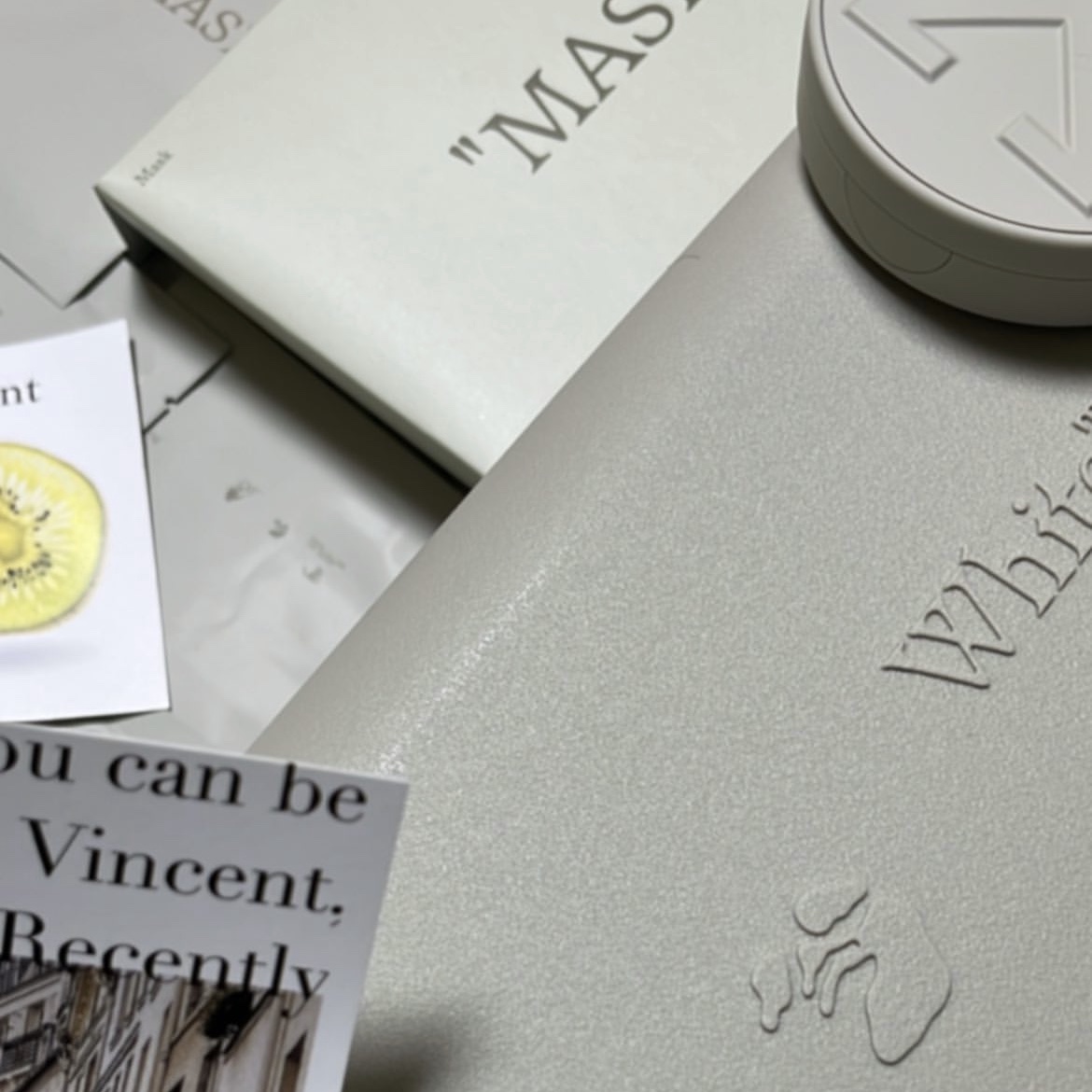 Off-White x Amore Pacific Protection Box (Without Cosmetics) 착용 스타일 - 2