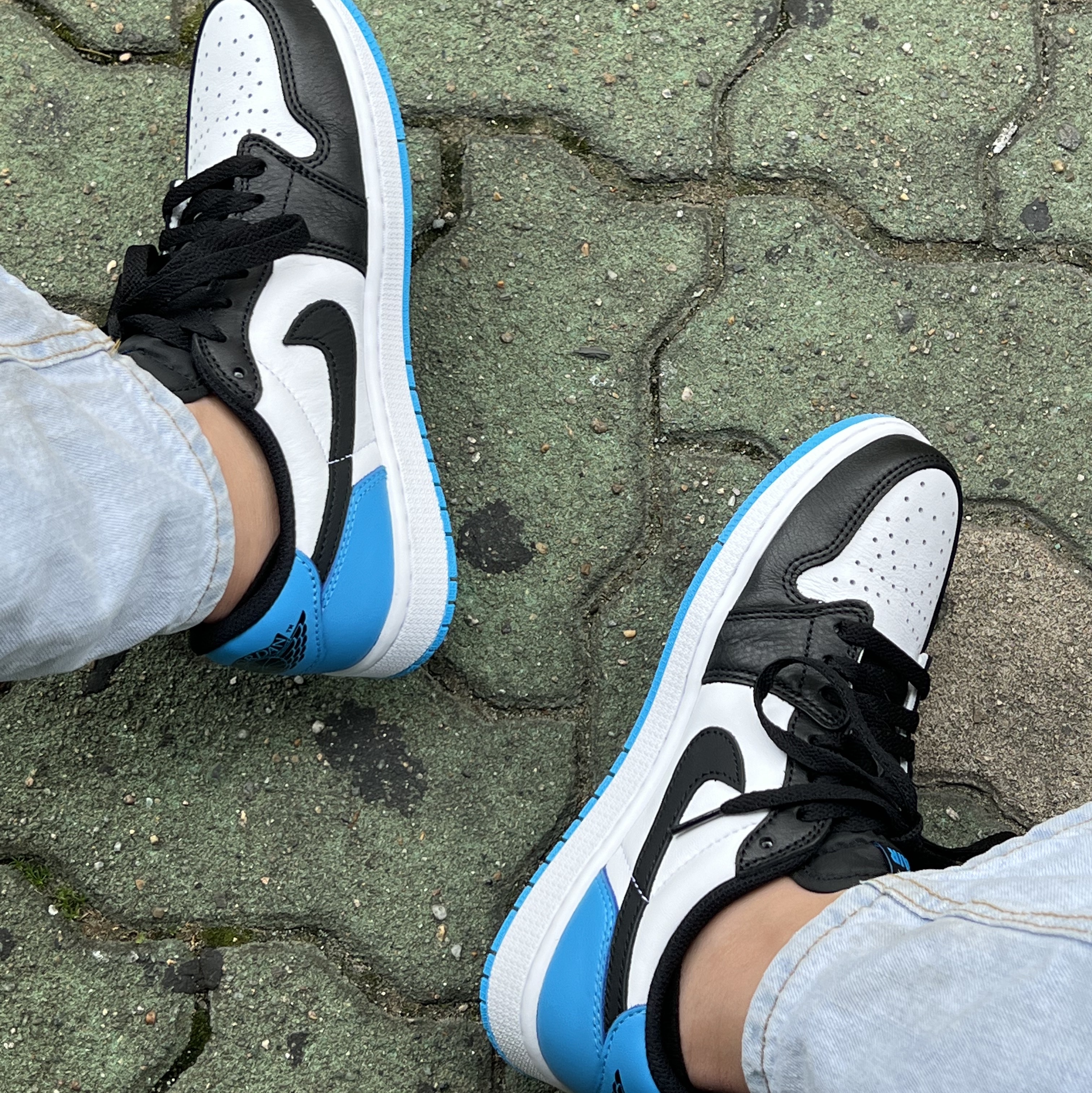 Jordan 1 Retro Low OG Black and Dark Powder Blue 착용 스타일 - 1