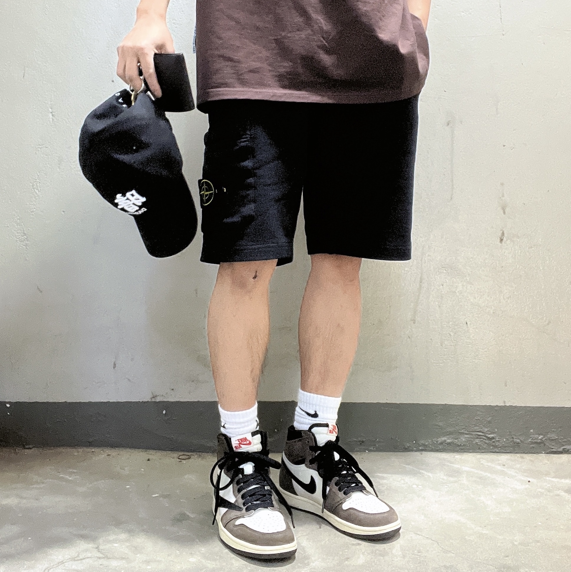 Jordan 1 x Travis Scott Retro High OG SP Mocha, Darkr8m Studio White Logo Cap 착용 스타일