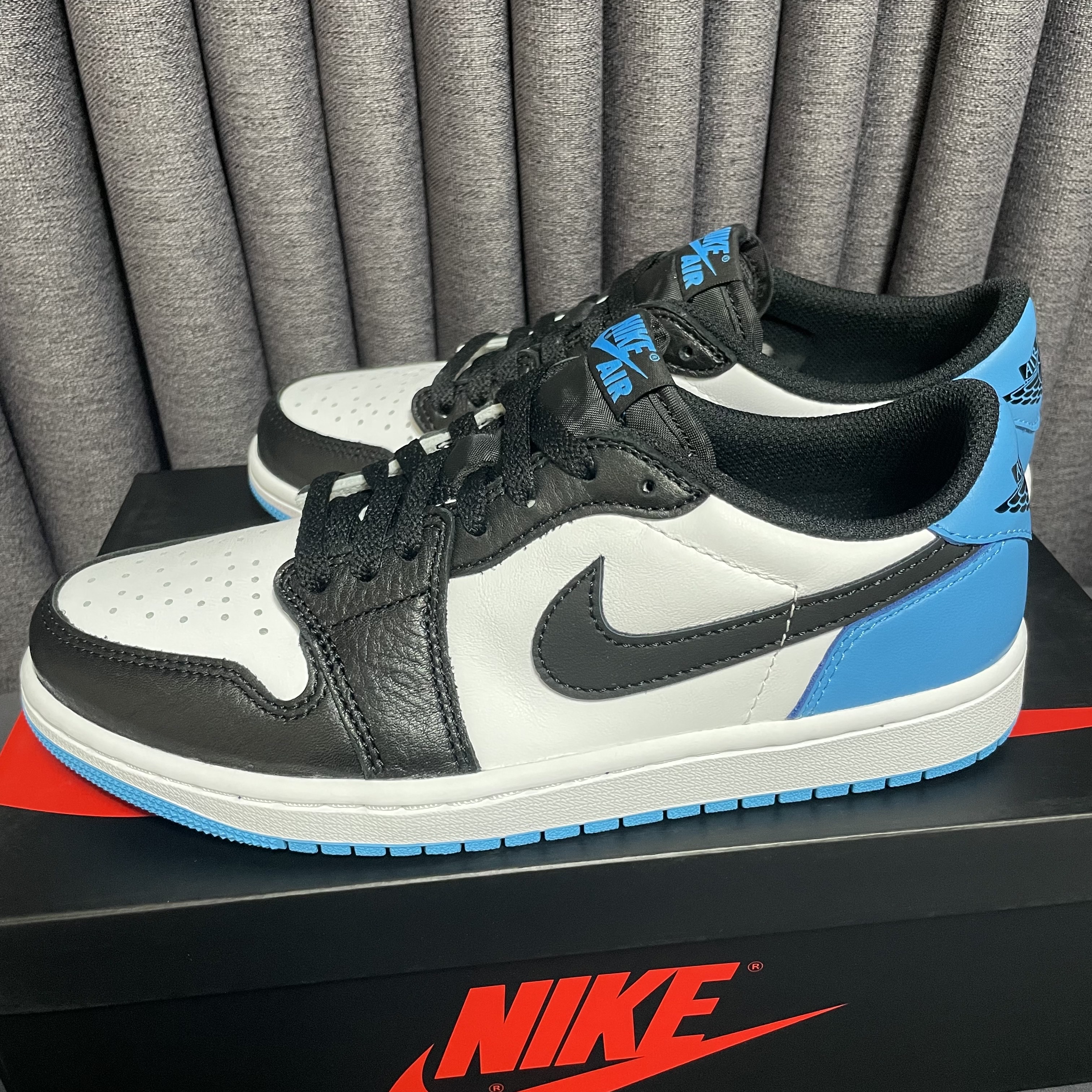 Jordan 1 Retro Low OG Black and Dark Powder Blue 착용 스타일