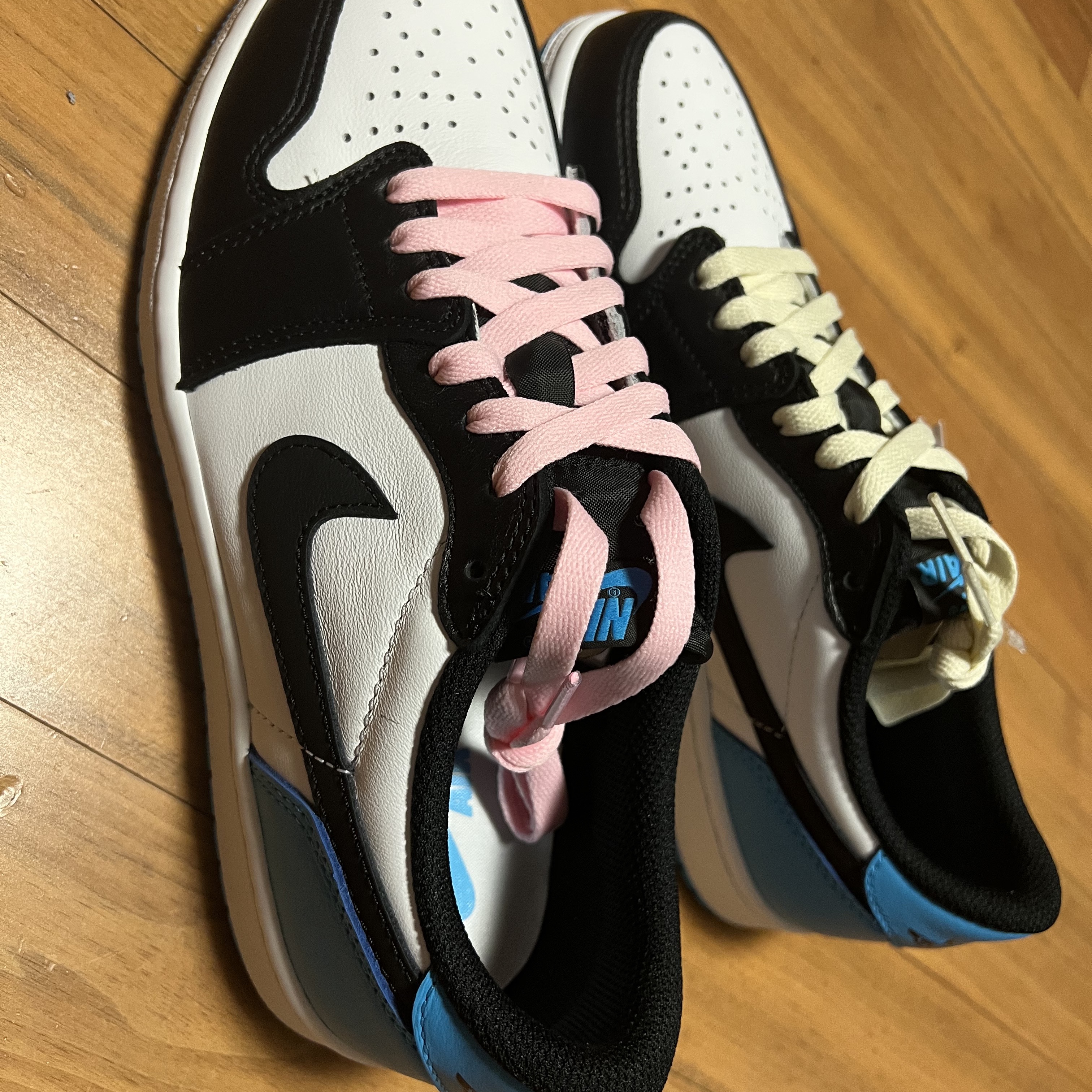Jordan 1 Retro Low OG Black and Dark Powder Blue 착용 스타일 - 1