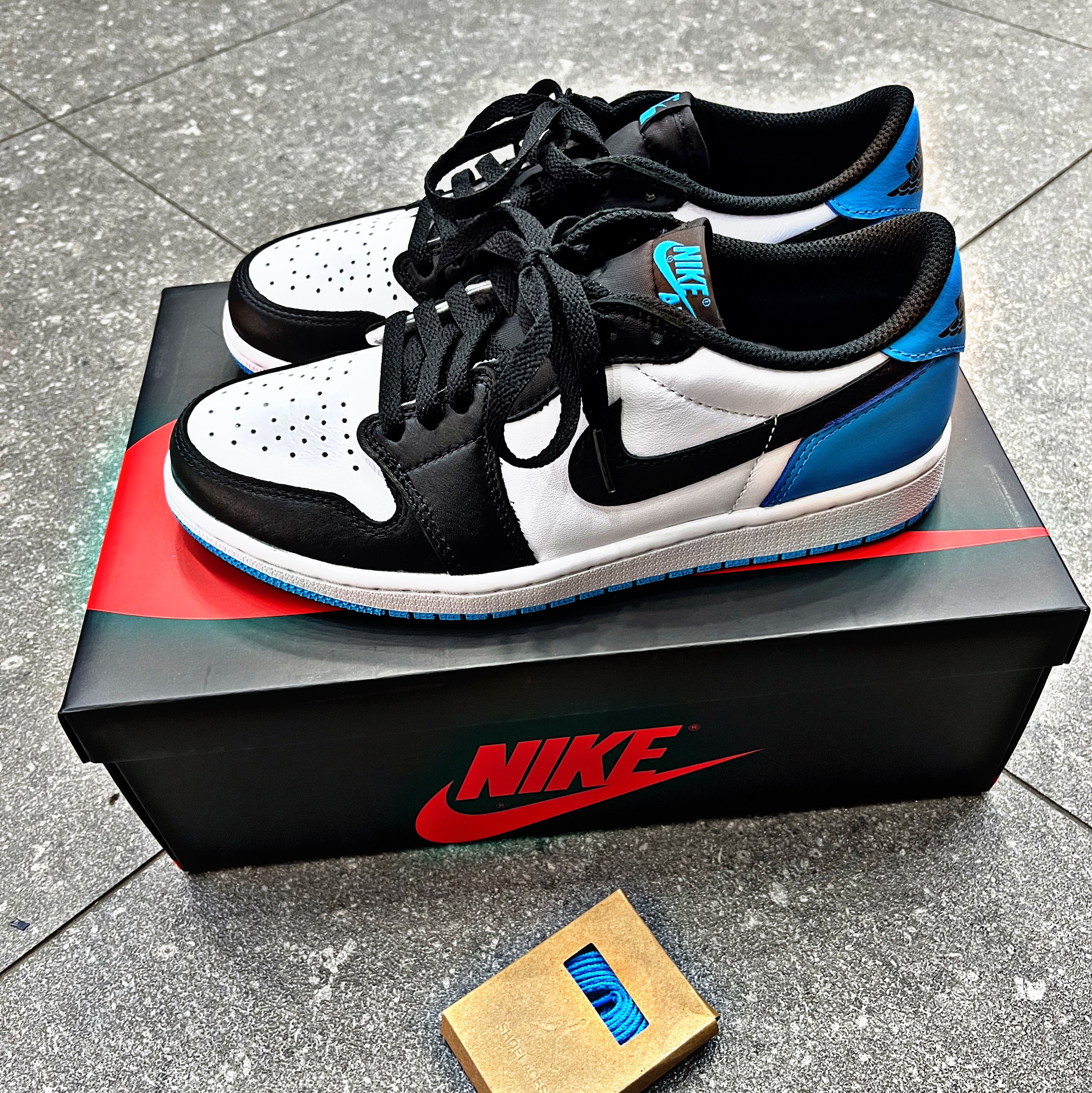 Jordan 1 Retro Low OG Black and Dark Powder Blue 착용 스타일