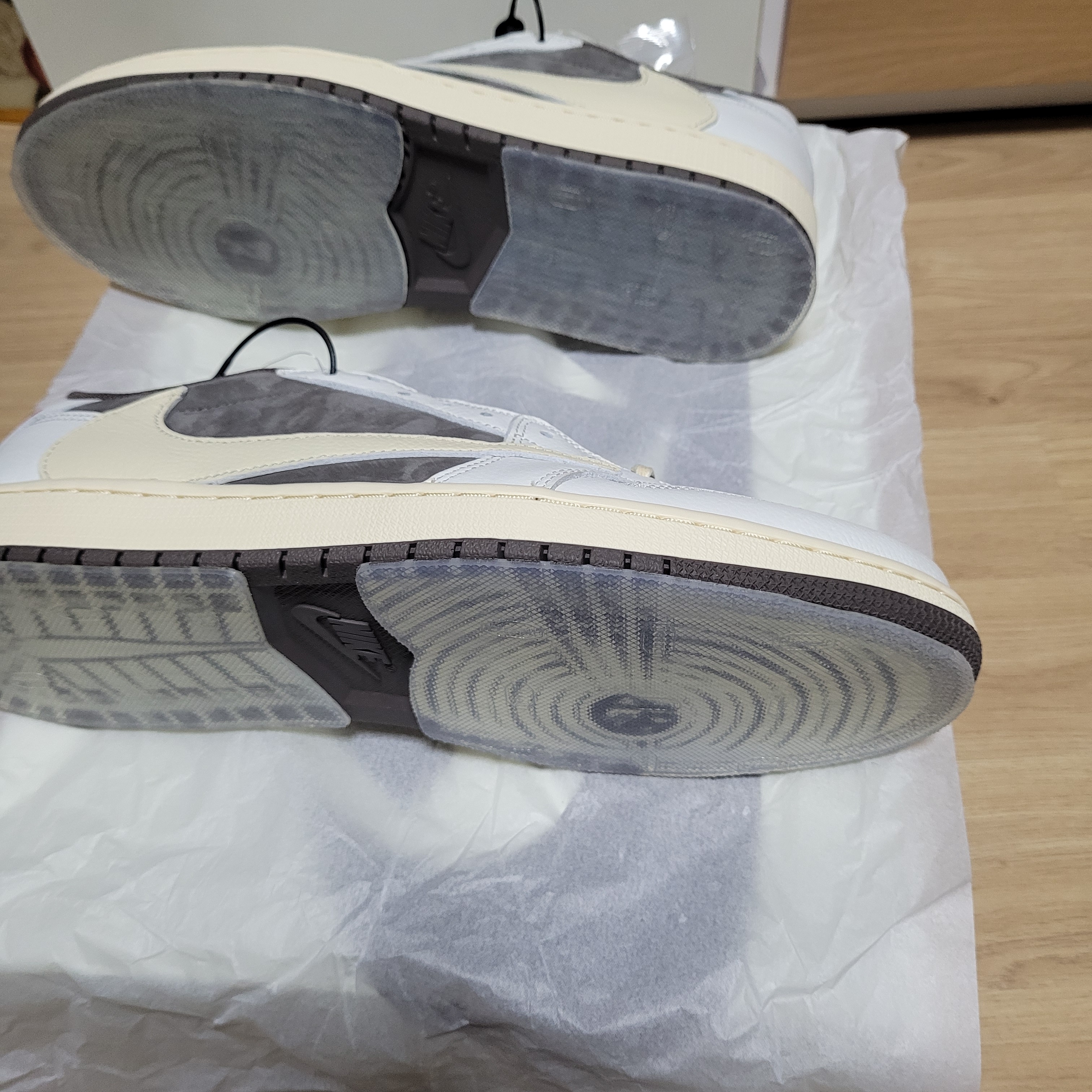 Jordan 1 x Travis Scott Retro Low OG SP Sail and Ridgerock 착용 스타일 - 3