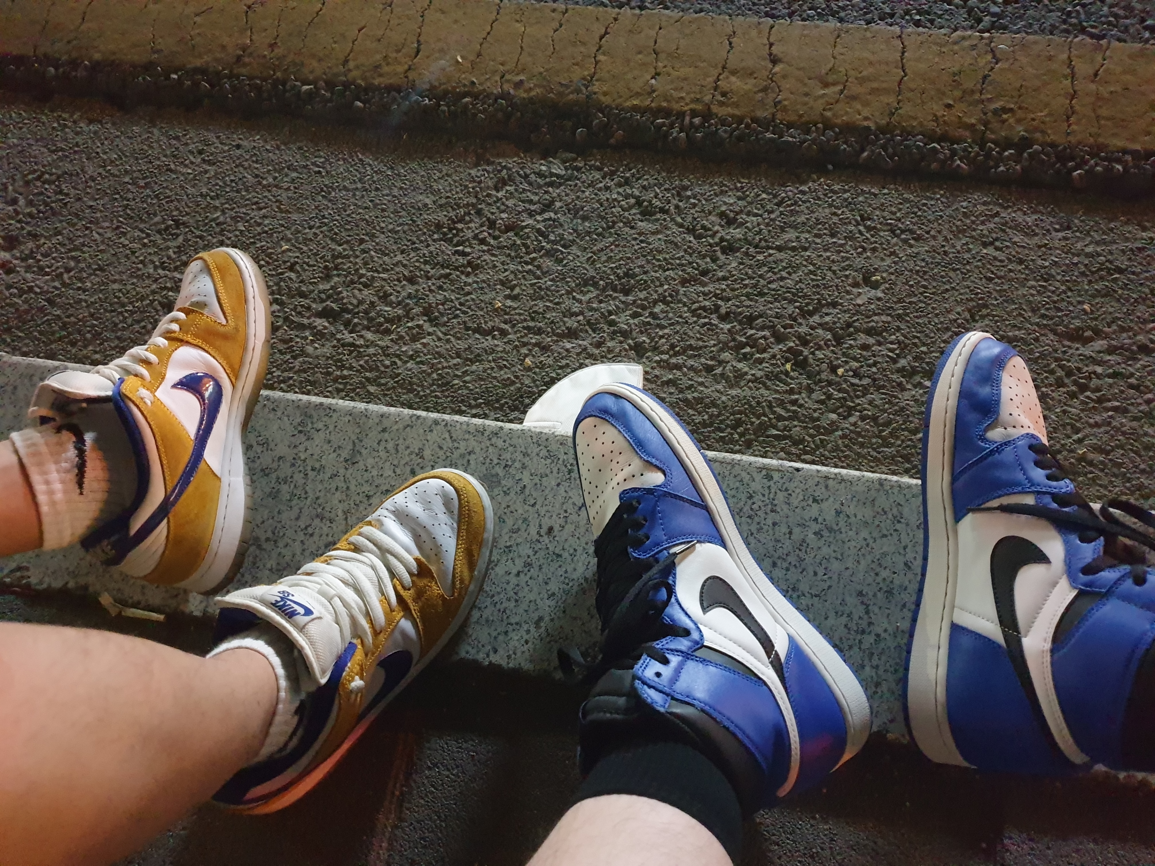 Nike SB Dunk Low Laser Orange, Jordan 1 Retro High Game Royal 착용 스타일