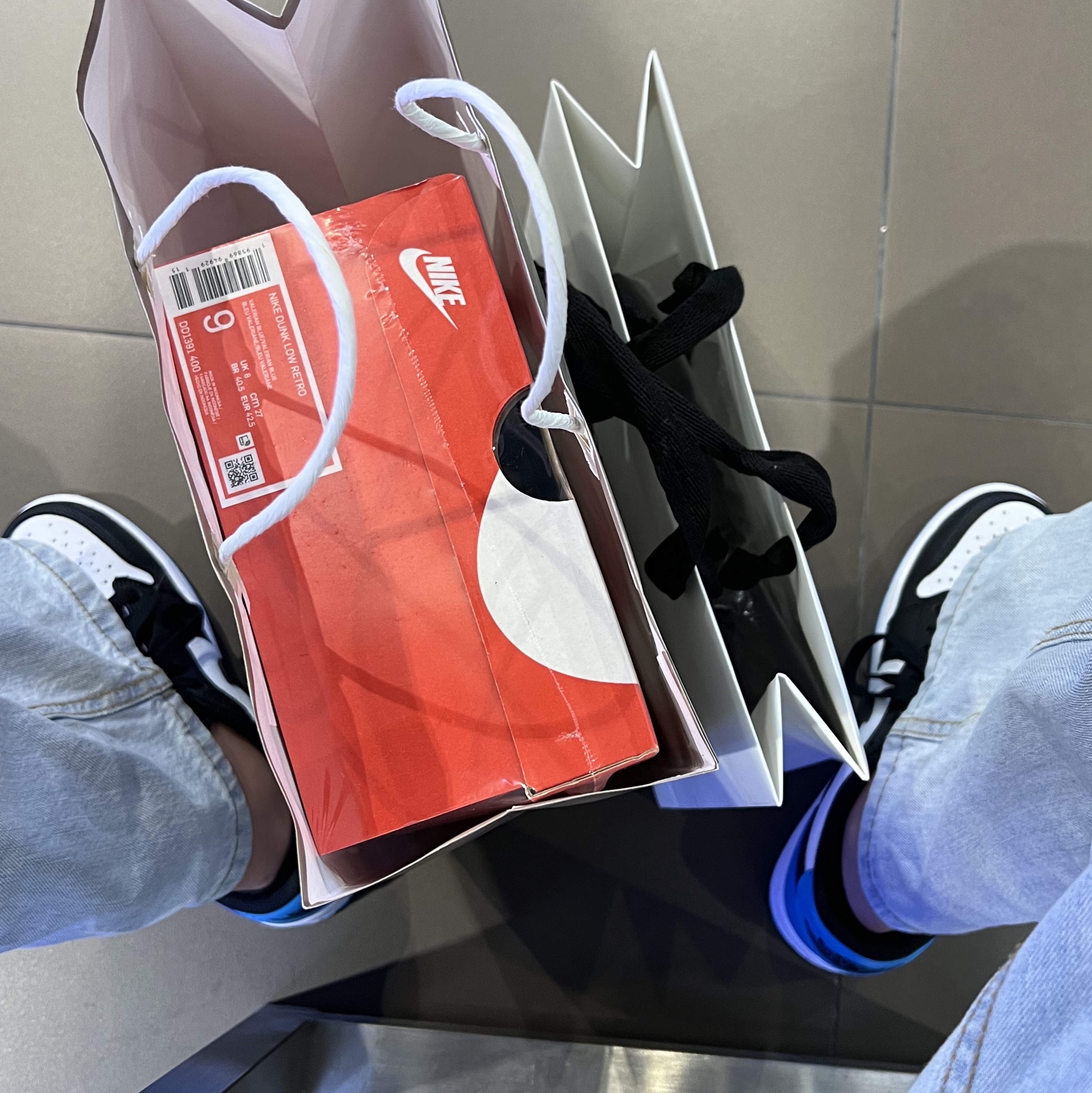 Jordan 1 Retro Low OG Black and Dark Powder Blue 착용 스타일 - 4