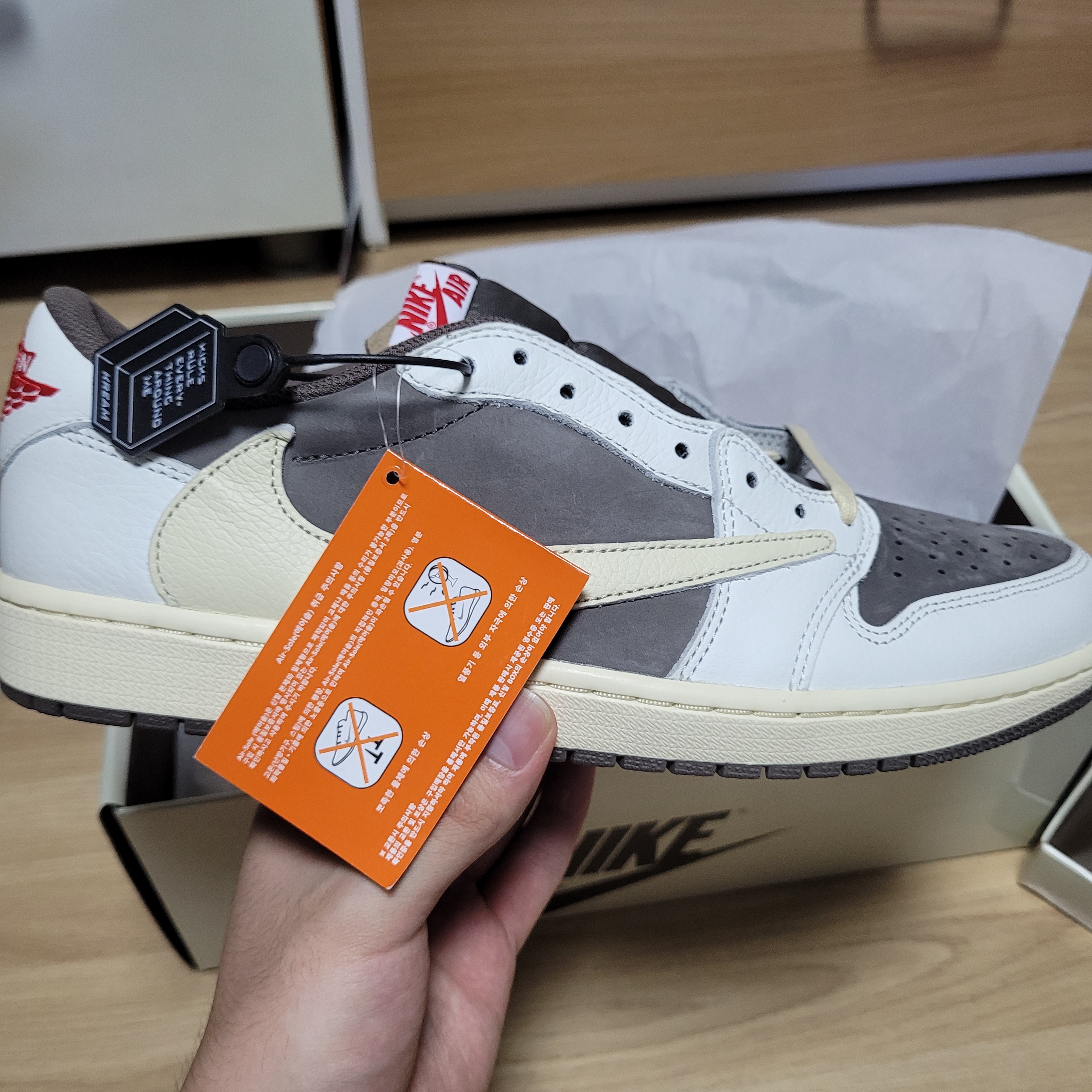 Jordan 1 x Travis Scott Retro Low OG SP Sail and Ridgerock 착용 스타일 - 1