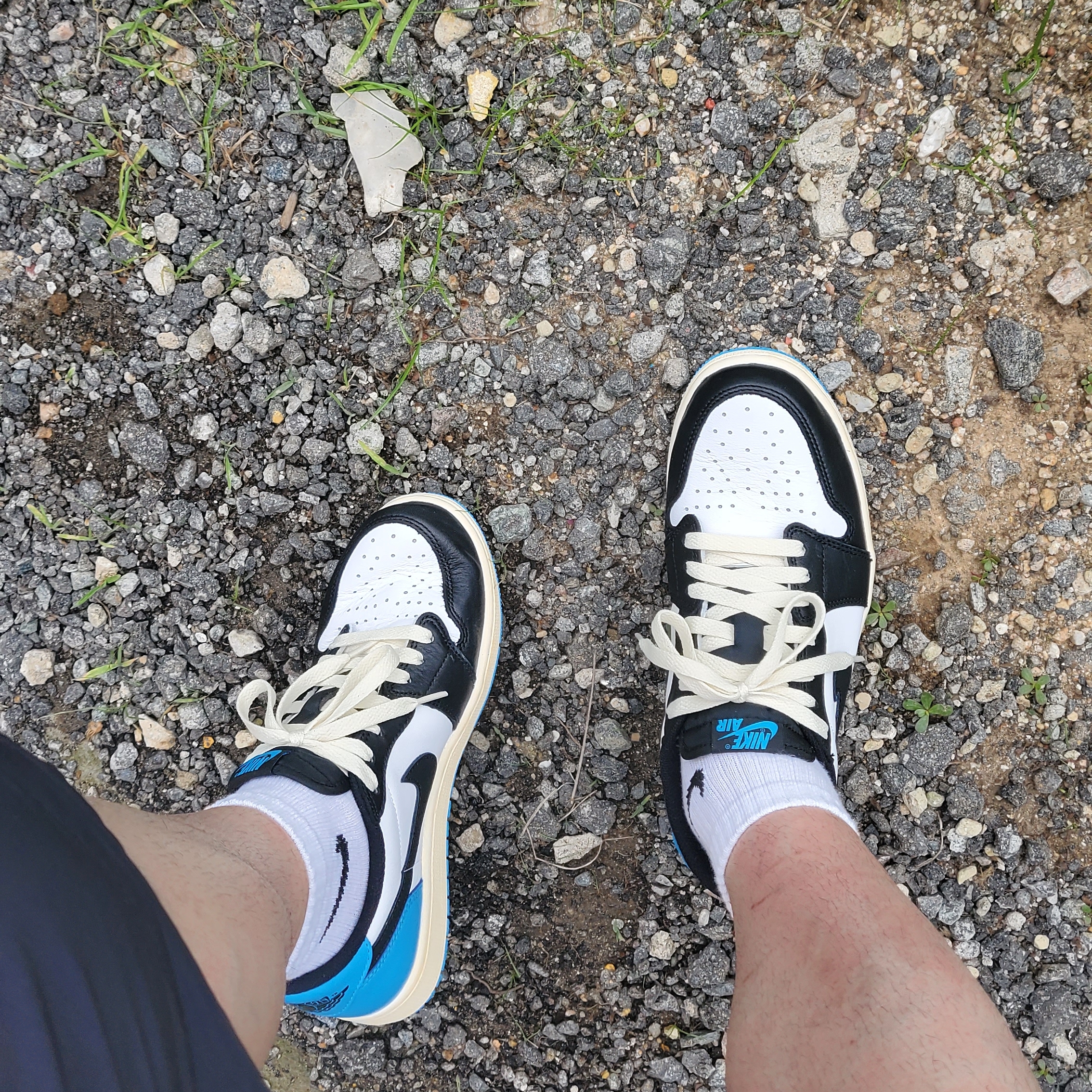 Jordan 1 Retro Low OG Black and Dark Powder Blue 착용 스타일 - 1