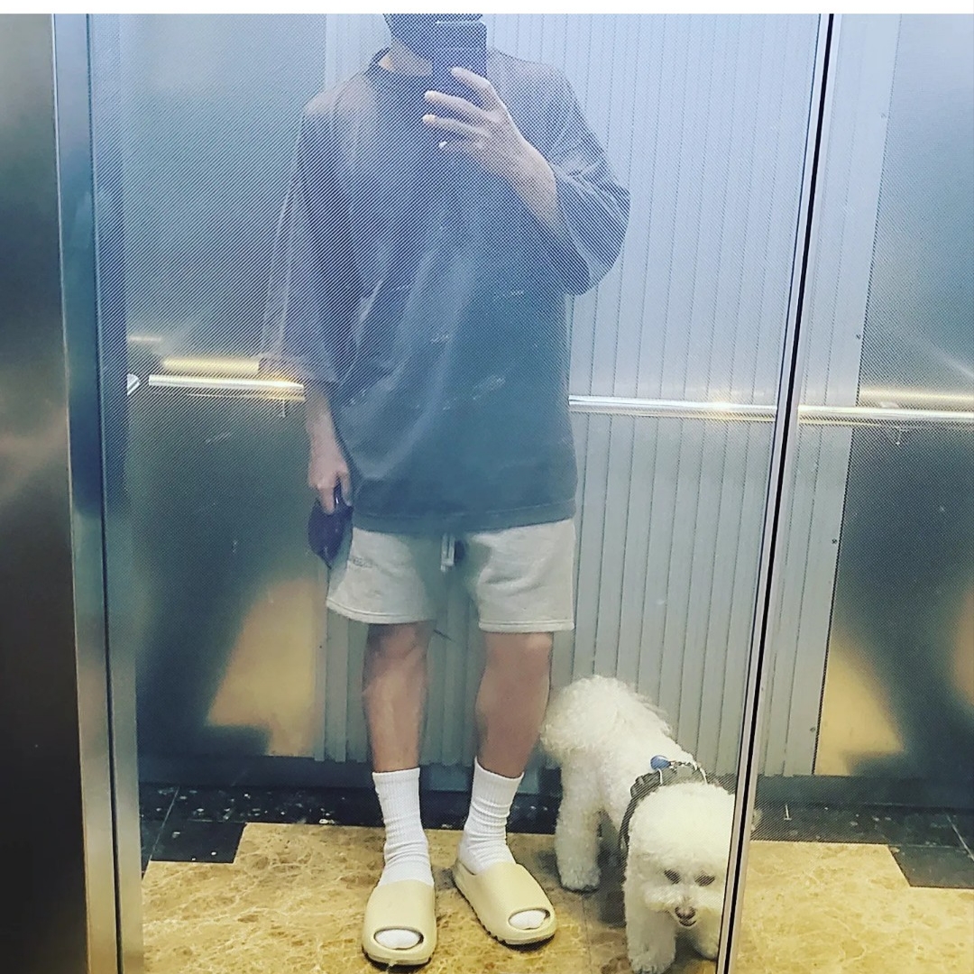 Yeezy Gap Engineered By Balenciaga Dove 3/4 Sleeve T-Shirt Black, Yeezy Gap Engineered By Balenciaga Dove 3/4 Sleeve T-Shirt Washed Black 착용 스타일 - 1