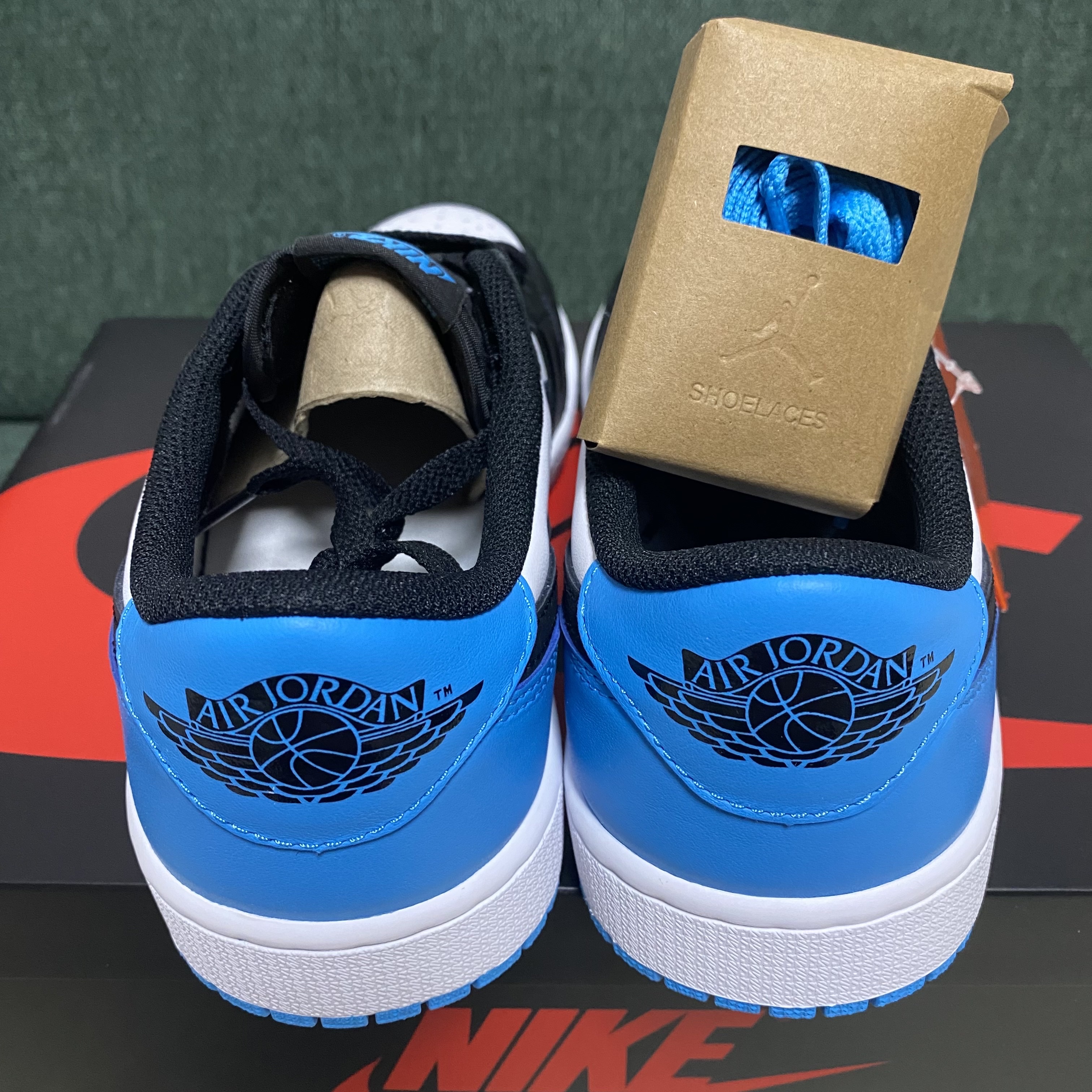 Jordan 1 Retro Low OG Black and Dark Powder Blue 착용 스타일 - 4